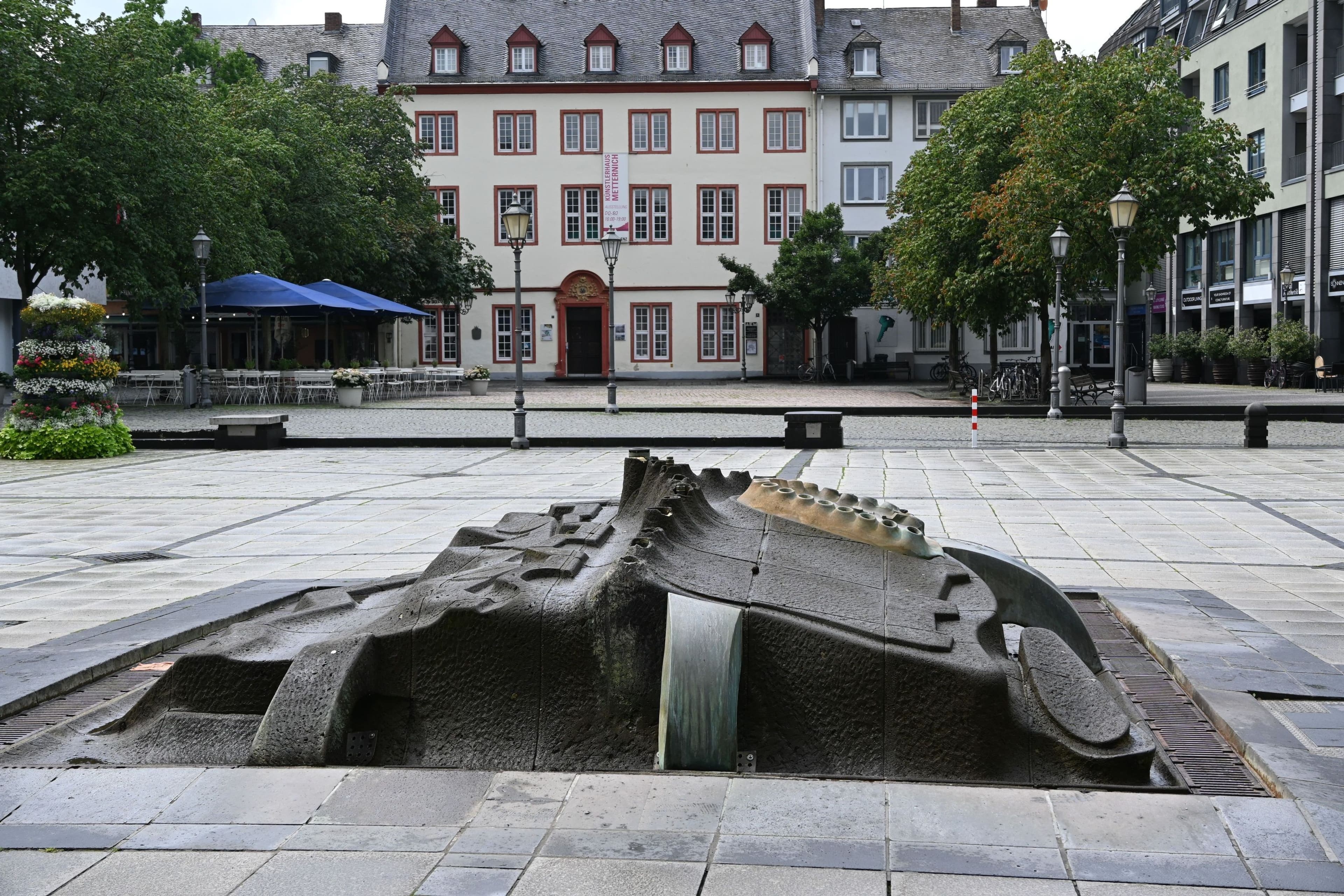 Brunnenstille in der City: Münzplatz und Friedrich-Ebert-Ring ohne Wasser