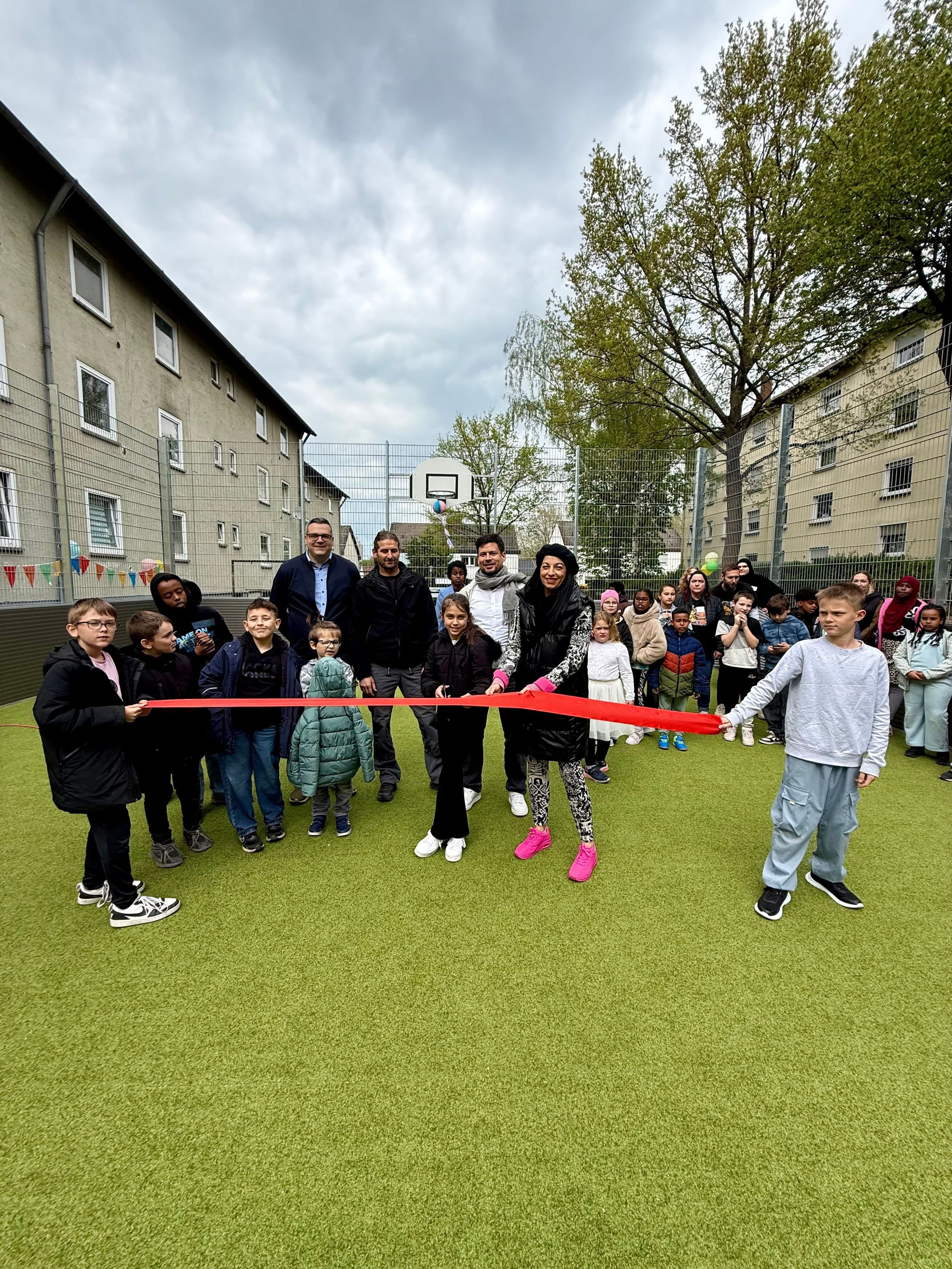 Rappelkiste weiht neues Kleinspielfeld ein