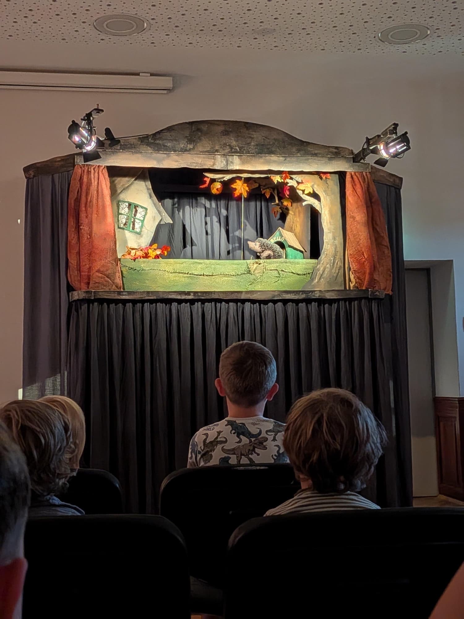 Puppenspiel im Luthersaal der Ebernburg während der museumspädagogischen Aktion.