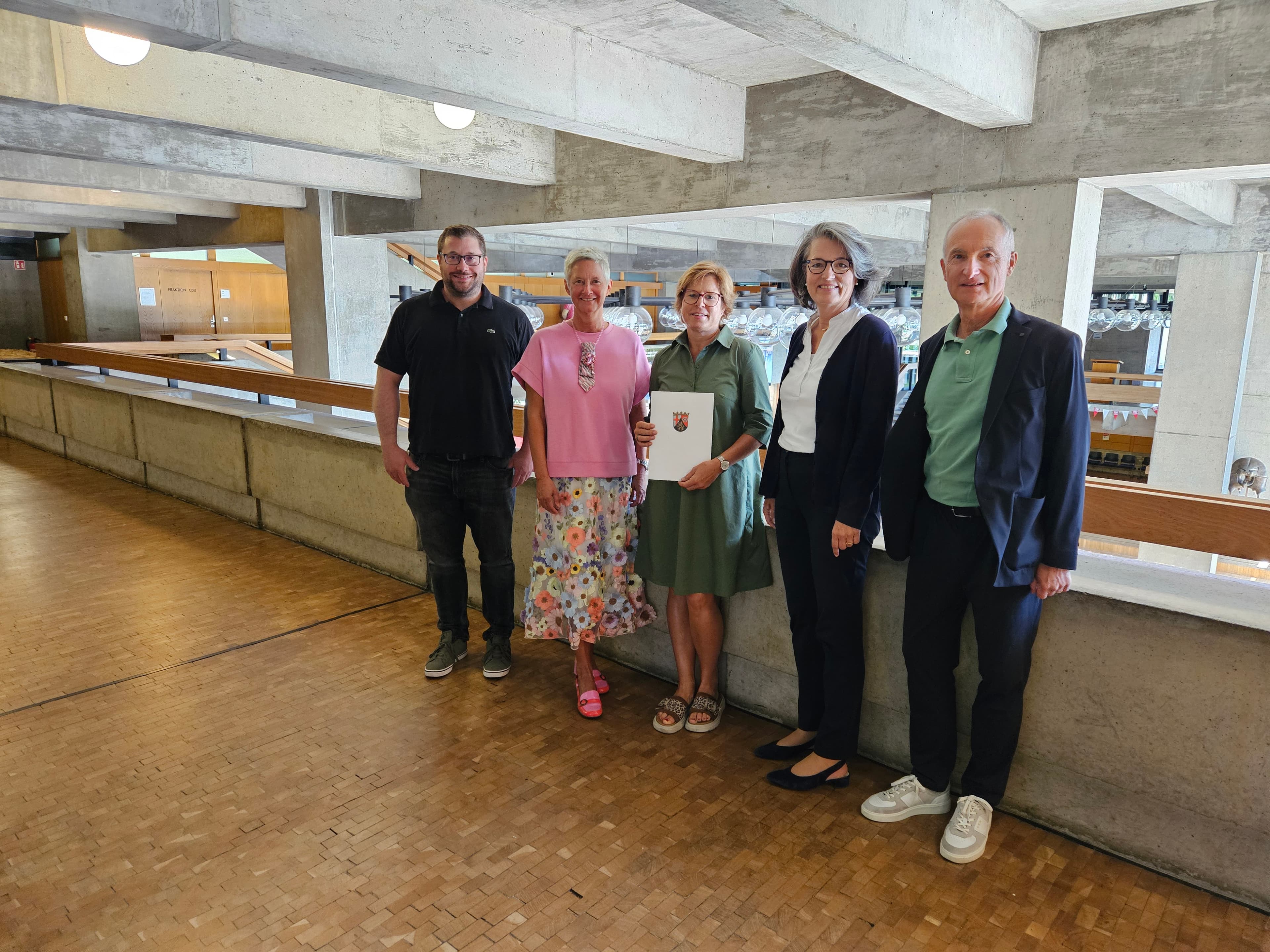 Silke Damm im Kreise ihrer Gratulantinnen und Gratulanten