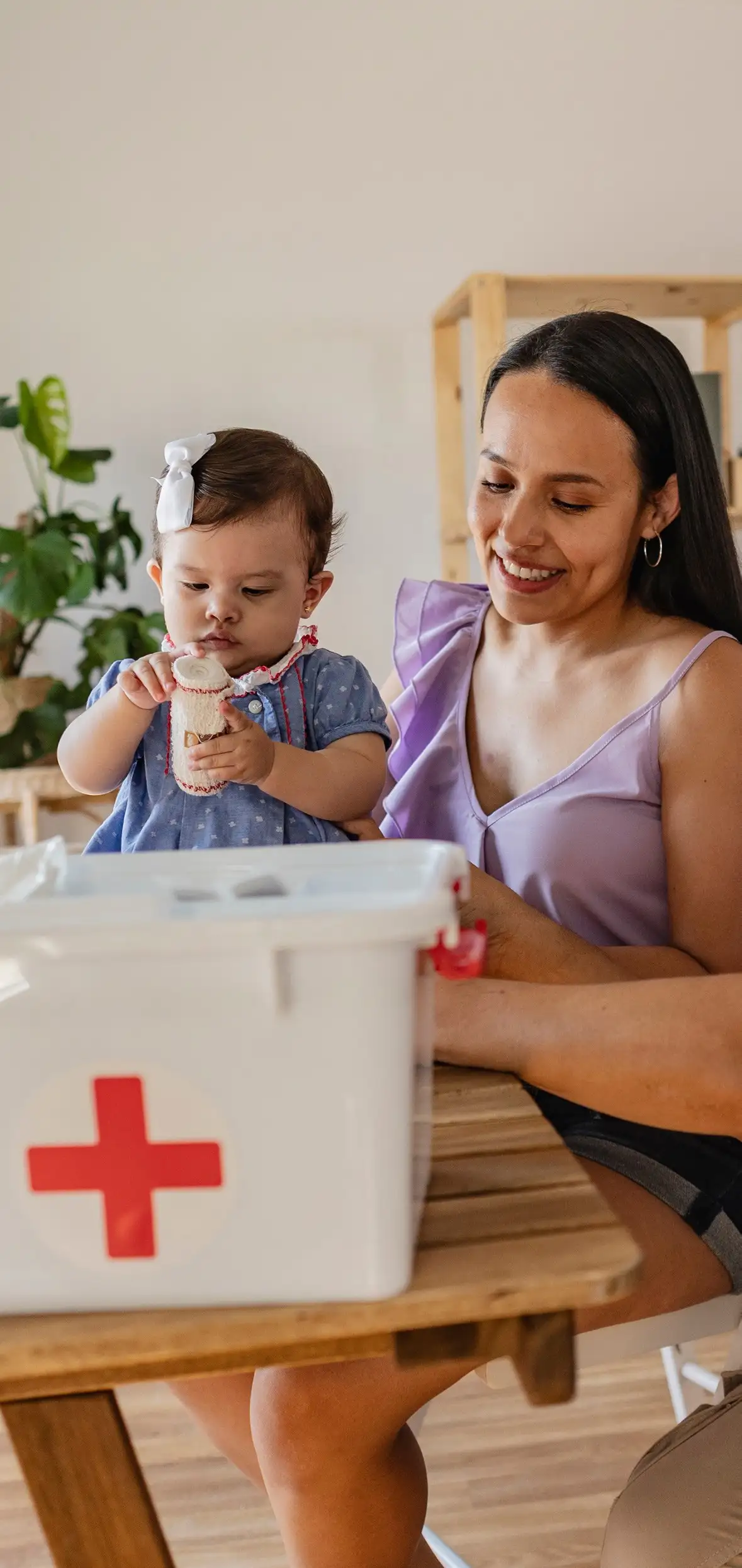 Flyer „Vortragsreihe Kindergesundheit“ mit Abschnitten zu Unfallprävention und Erste Hilfe bei Kindern, Referentinnen/Referenten, Terminen und Anmeldedaten.