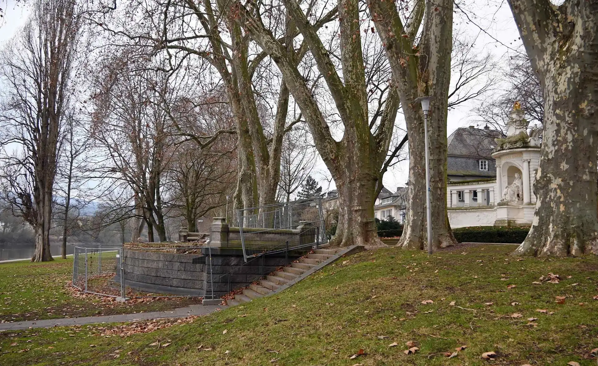 Balkon am Kaiserin-Augusta-Denkmal wird verlegt