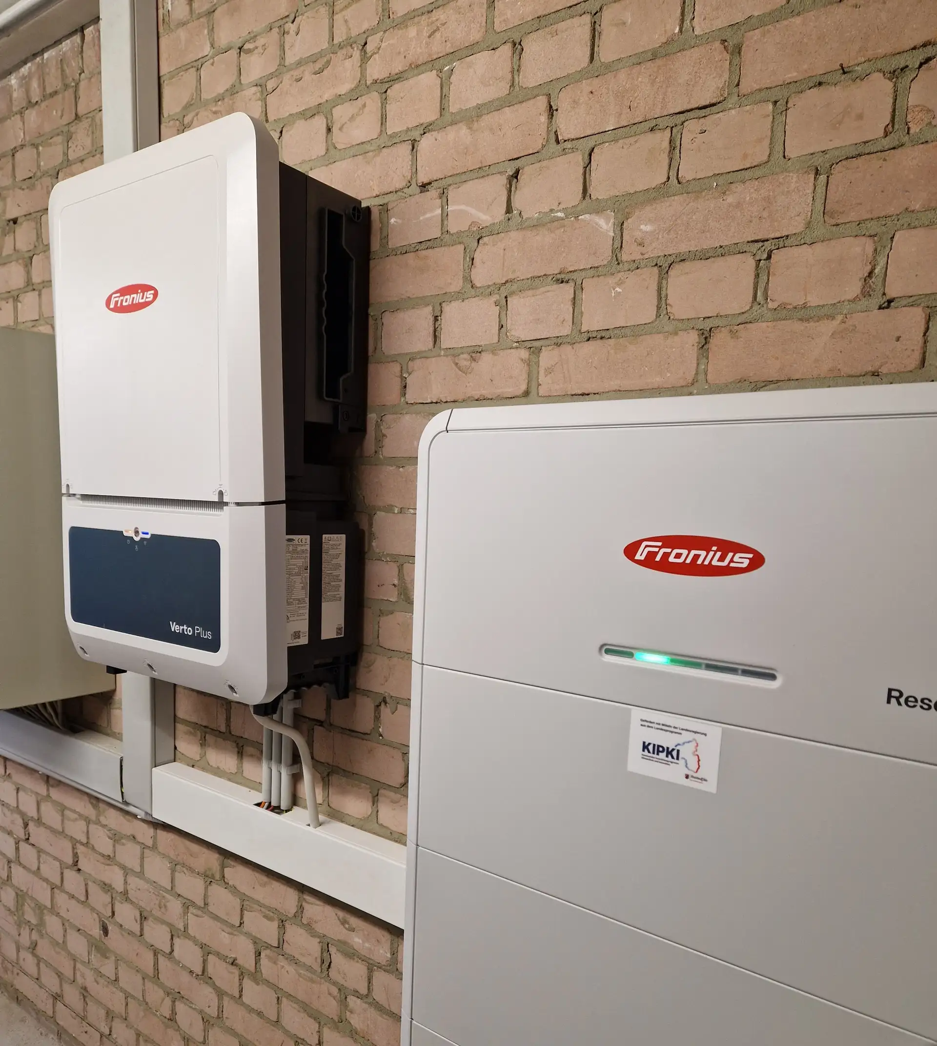 Stadt rüstet Solar-Gebäude mit Batteriespeichern auf
