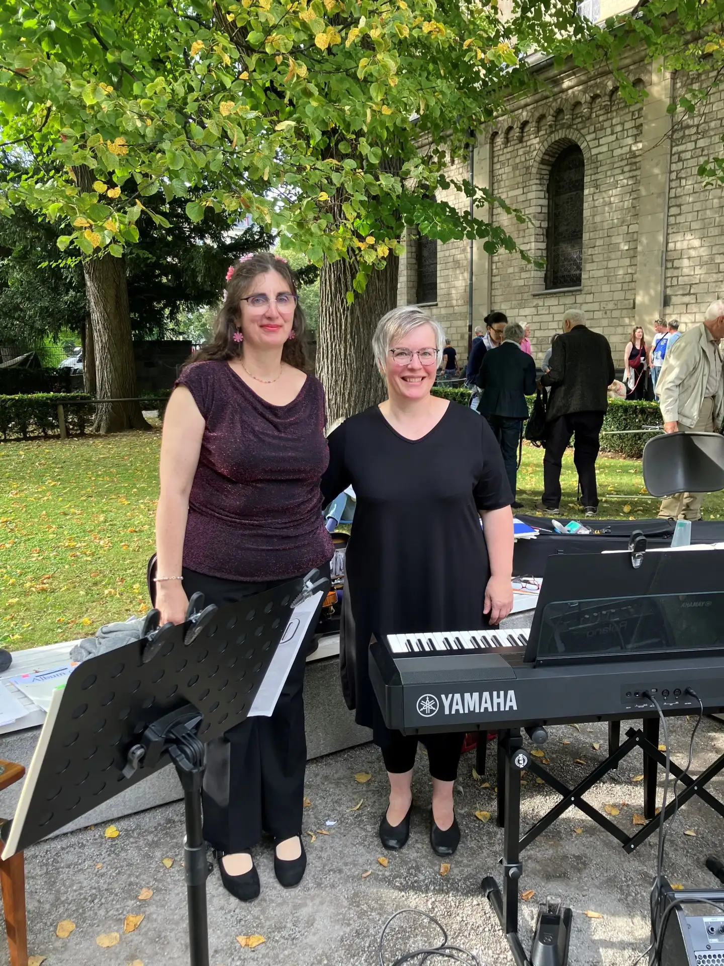 Salonmusik im Paradiesgarten: Duo Café Noir spielt im Blumenhof