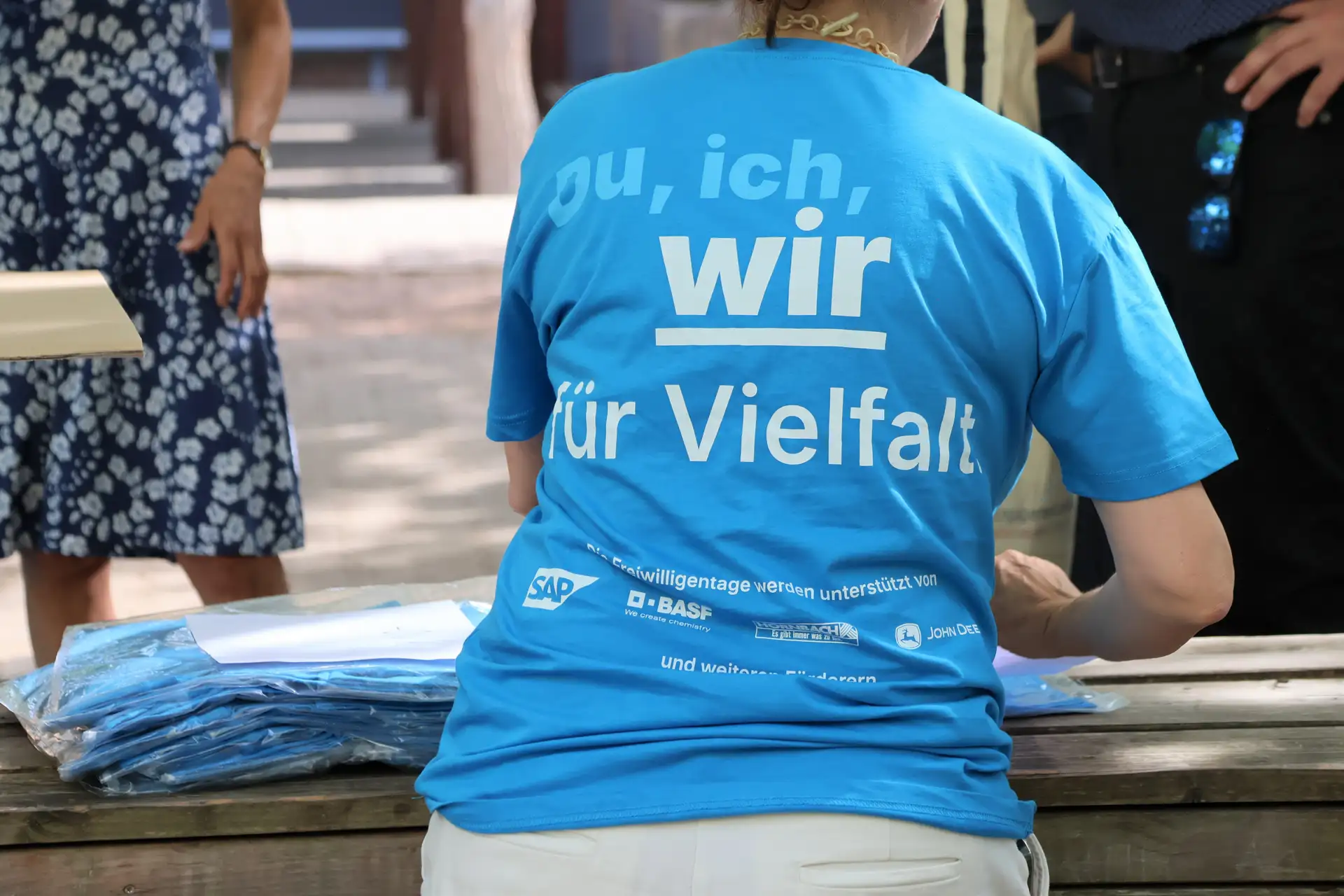 Die Helferinnen und Helfer der Freiwilligentage werden mit einheitlichen T-Shirts ausgestattet.