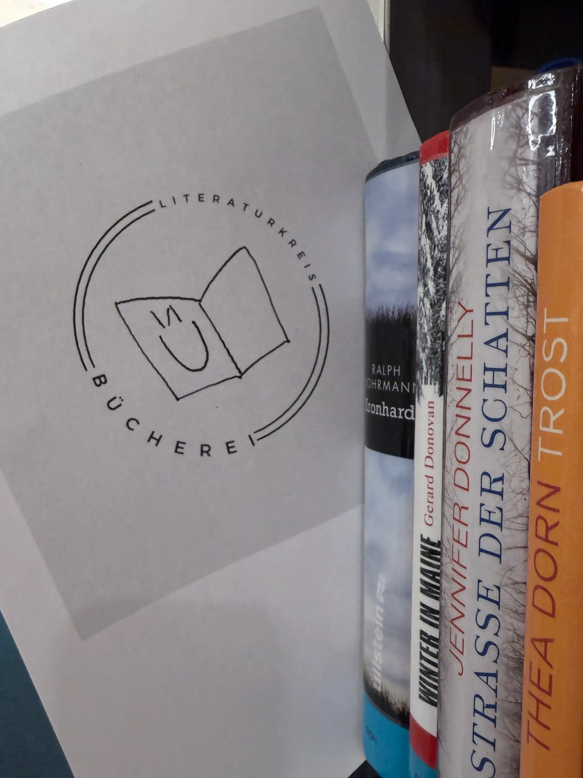Der Literaturkreis der Bücherei³ findet einmal im Monat statt.