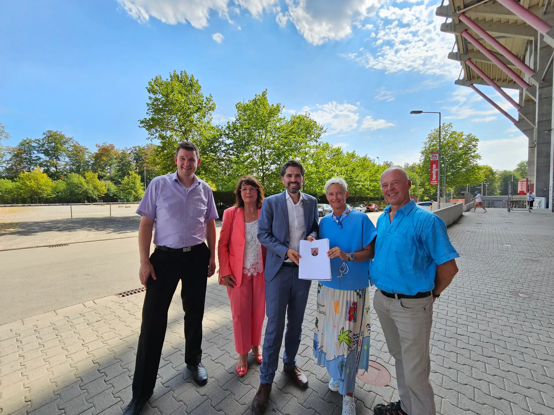 Minister Sven Teuber und Oberbürgermeisterin Beate Kimmel trafen sich zur Förderbescheidübergabe vor Ort auf dem Betzenberg. Links Andreas Kühn, Referent im Ministerium für Kommunen, Bauen, Wohnen und Kultur, und Elke Franzreb, Leiterin Referat Stadtentwicklung, rechts Joachim Wilhelm, ebenfalls Referat Stadtentwicklung.