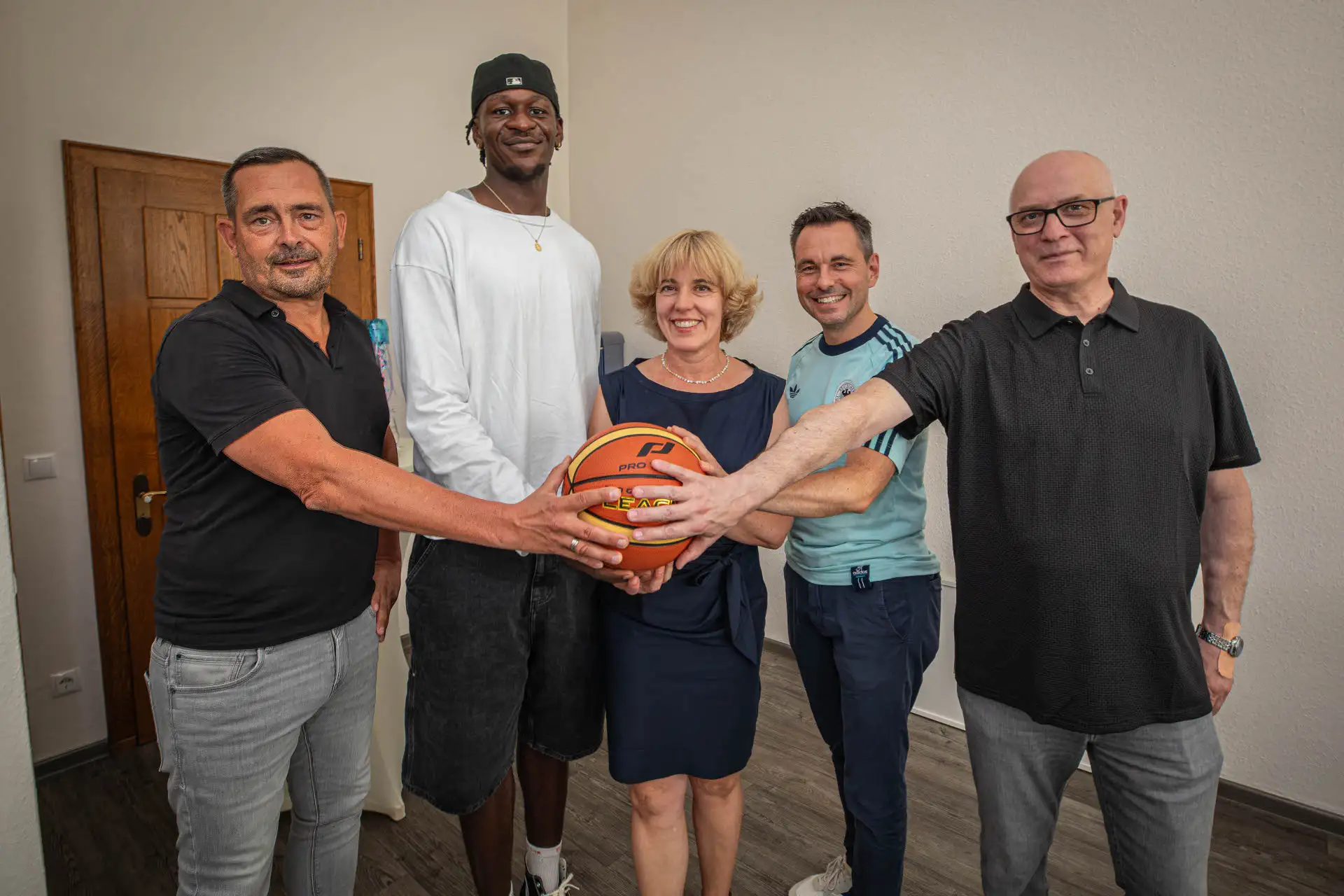 Dagmar Kranz, Oberbürgermeister David Langner und Viktor Schneider (Sport- und Bäderamt & ehemaliger Jugendtrainer von Isaac Bonga).