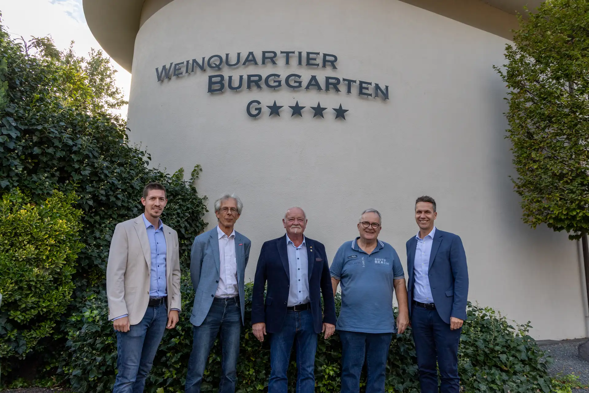 Bürgermeister Pascal Rowald im Austausch mit Vertretern des Handwerks am Weingut Burggarten.