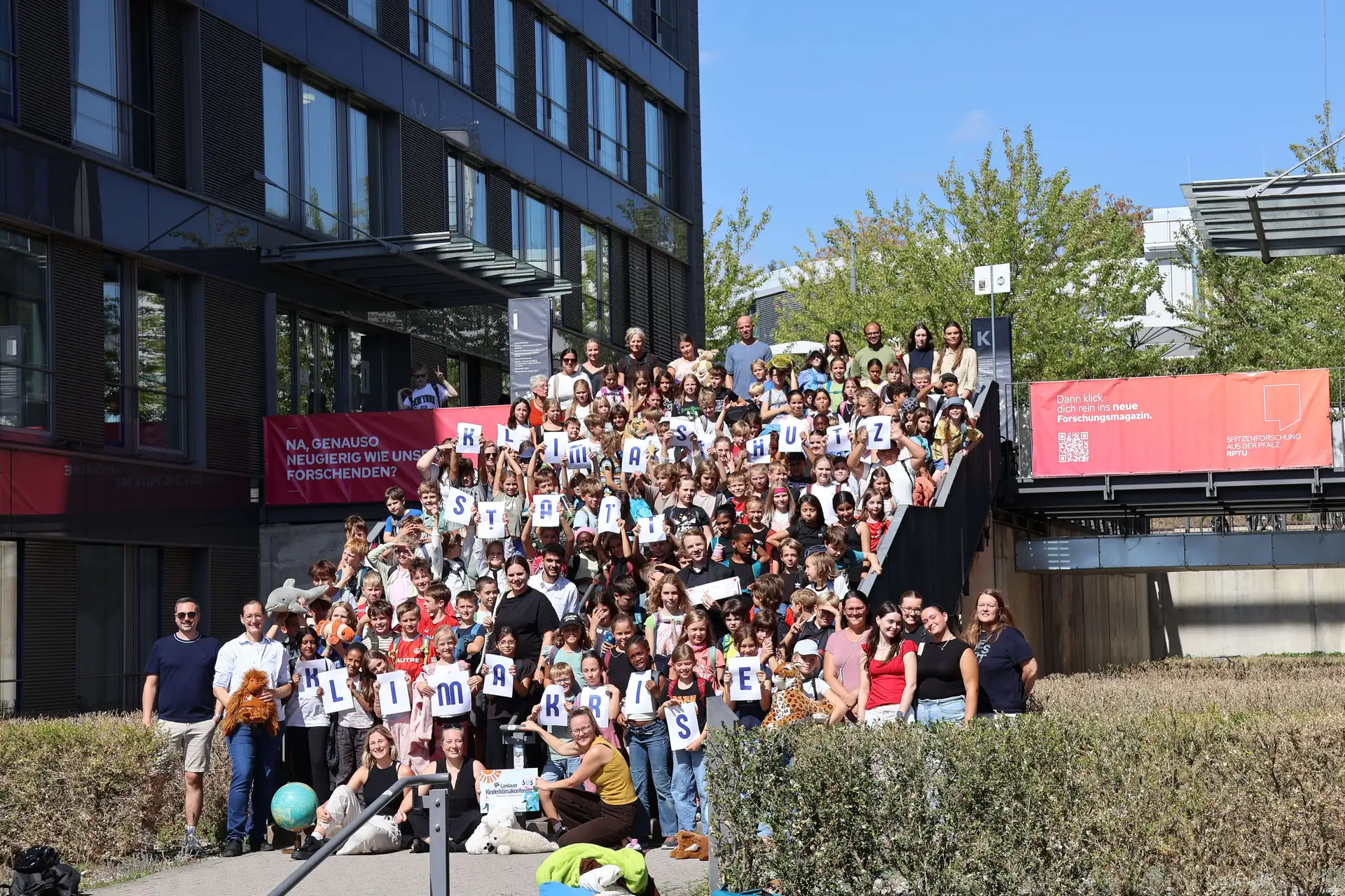 1: Acht vierte Klassen der Landauer Grundschulen präsentieren bei der Landauer Kinderklimakonferenz Bürgermeister und Klimadezernent Lukas Hartmann (Mitte) ihre Ideen und Vorschläge für mehr Klimaschutz in Landau. (Stadt Landau) 2: Klimaschutz statt Klimakrise" lautet das Motto der ersten Landauer Kinderklimakonferenz. (Quelle: Stadt Landau) Pressemitteilung der Stadt Landau in der Pfalz. Bitte stets als