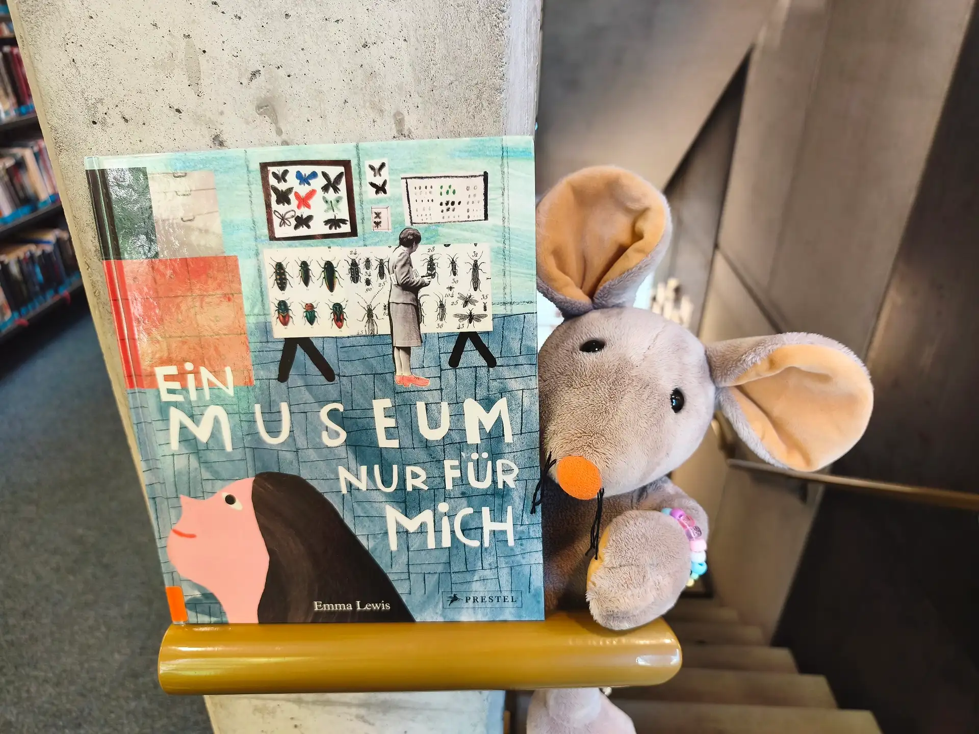 Bini-Maus freut sich auf die Vorlesestunde im Museum am Strom.
