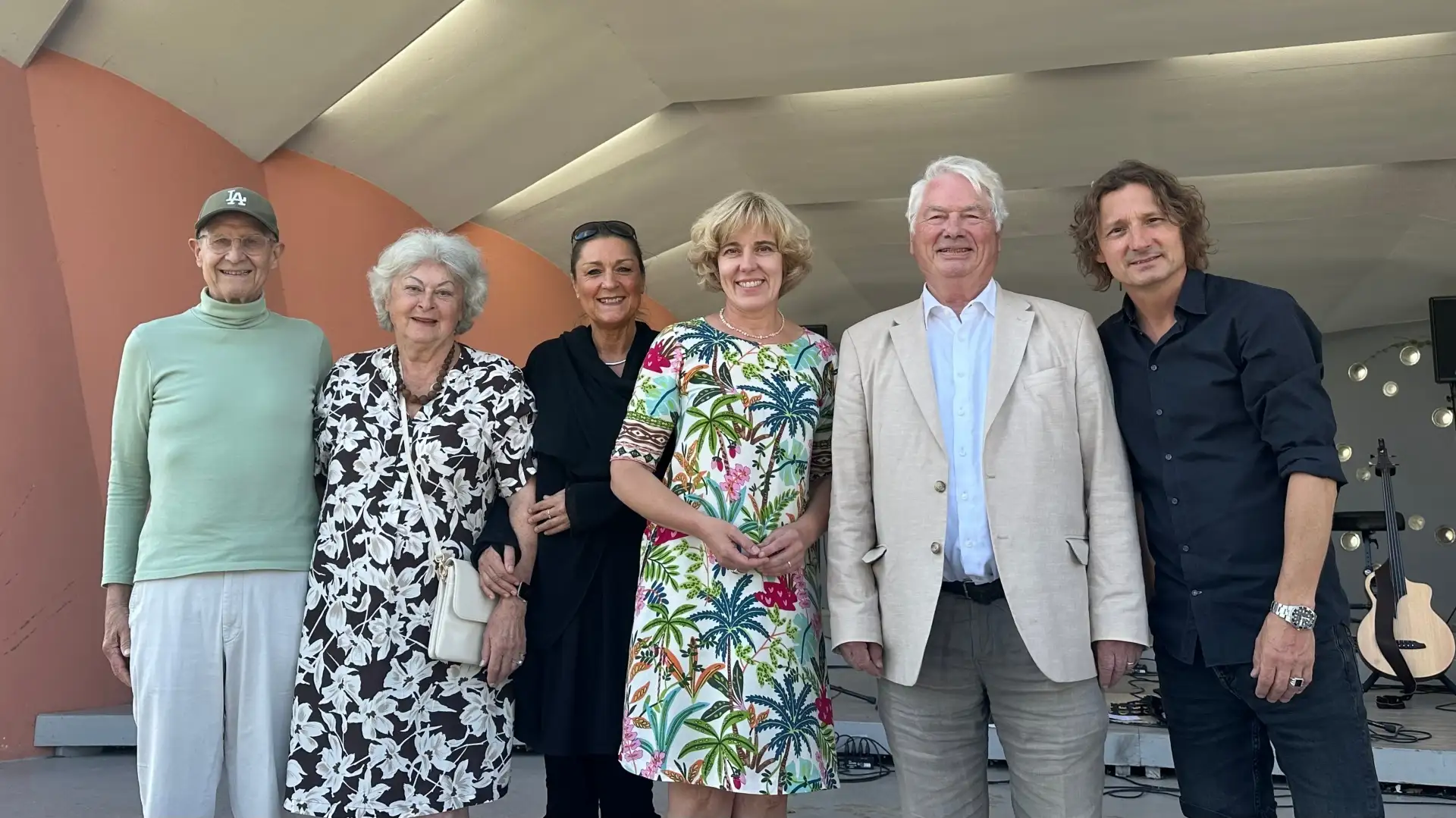Es freuen sich v. l. Edgar Kühlenthal (Seniorenbeirat d. Stadt Koblenz), Ursula Bäumges (Förderverein Rheinanlagen e.V.), Minka Bäumges (Koblenz Bündnis für Familie), Dr. Dagmar Kranz (Bürgermeisterin d. Stadt Koblenz), Prof. Dr. Heinz-Günther Borck (Seniorenbeirat d. Stadt Koblenz) und Volker Cornet (Music-Live e.V.).