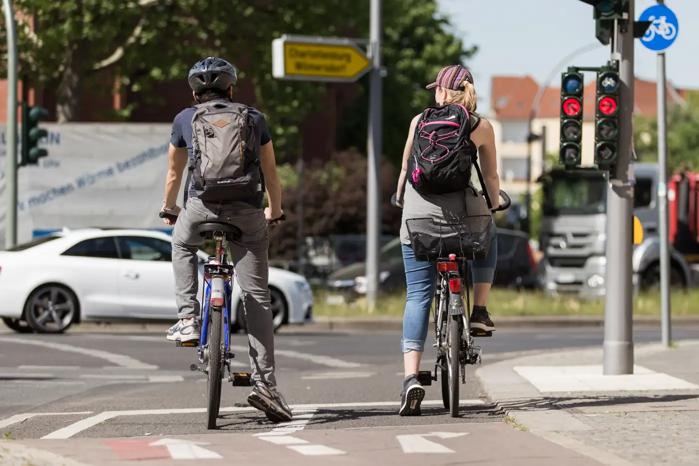 Person fährt mit dem Fahrrad in einer Stadtstraße.