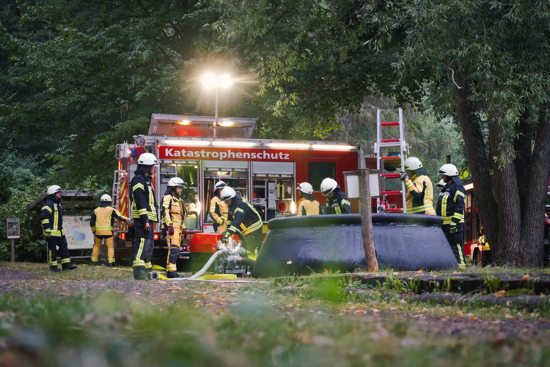 Einsatzkräfte des Katastrophenschutzzugs üben im Wald bei St. Martin die Wasserversorgung bei einem angenommenen Waldbrand.