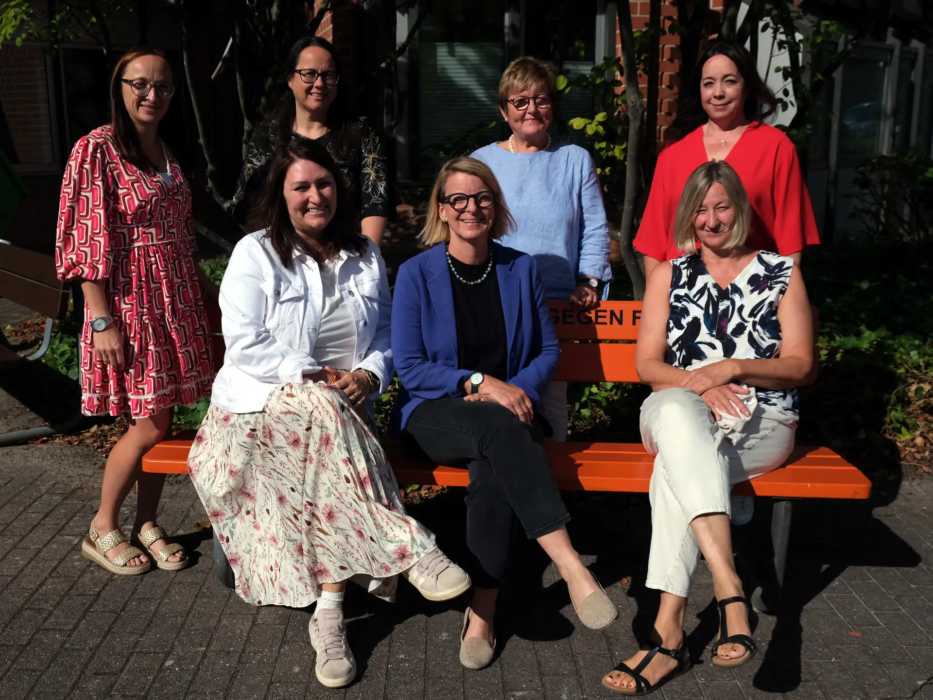 Die Gleichstellungsbeauftragten (von links, sitzend): Stephanie Heikamp (Verbandsgemeinde Herxheim), Isabelle Stähle (Kreis SÜW), Simone Gauweiler-Herz (VG Edenkoben) sowie stehend (von links) Sandra Hubert (VG Landau-Land), Claudia Lang (VG Maikammer), Marita Rothmann (VG Bad Bergzabern) und Nicole Kruppenbacher (VG Offenbach). Es fehlt im Bild Inge Keller (VG Annweiler).