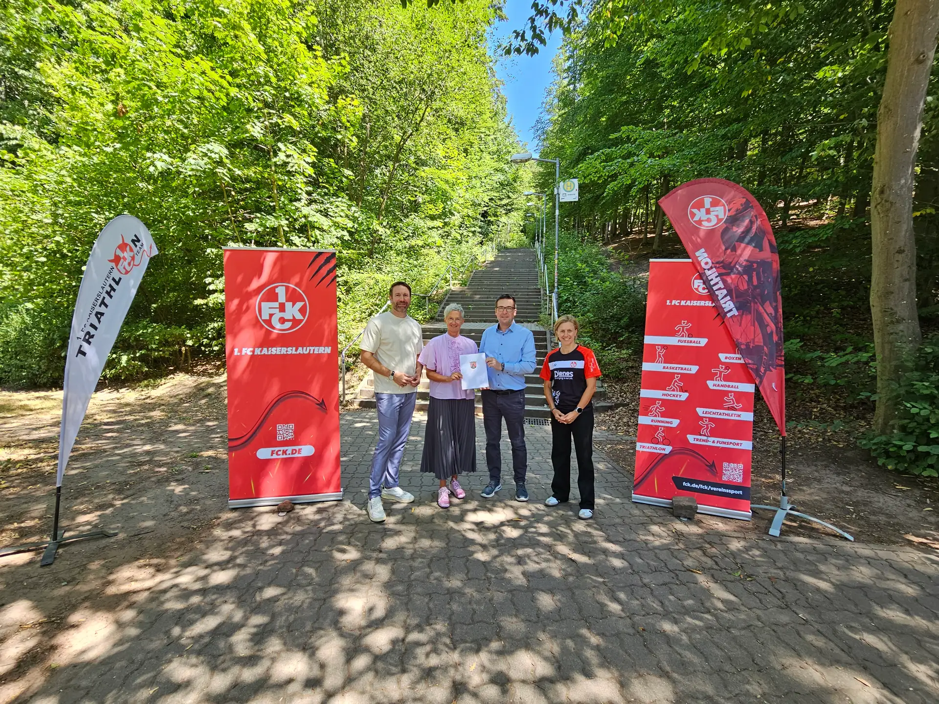 Bei der Bescheidübergabe durch Minister Marcus Klein (2.v.r.) mit dabei waren FCK-Vorstandsmitglied Tobias Frey, OB Beate Kimmel und die Abteilungsleiterin Triathlon Monika Frenger.