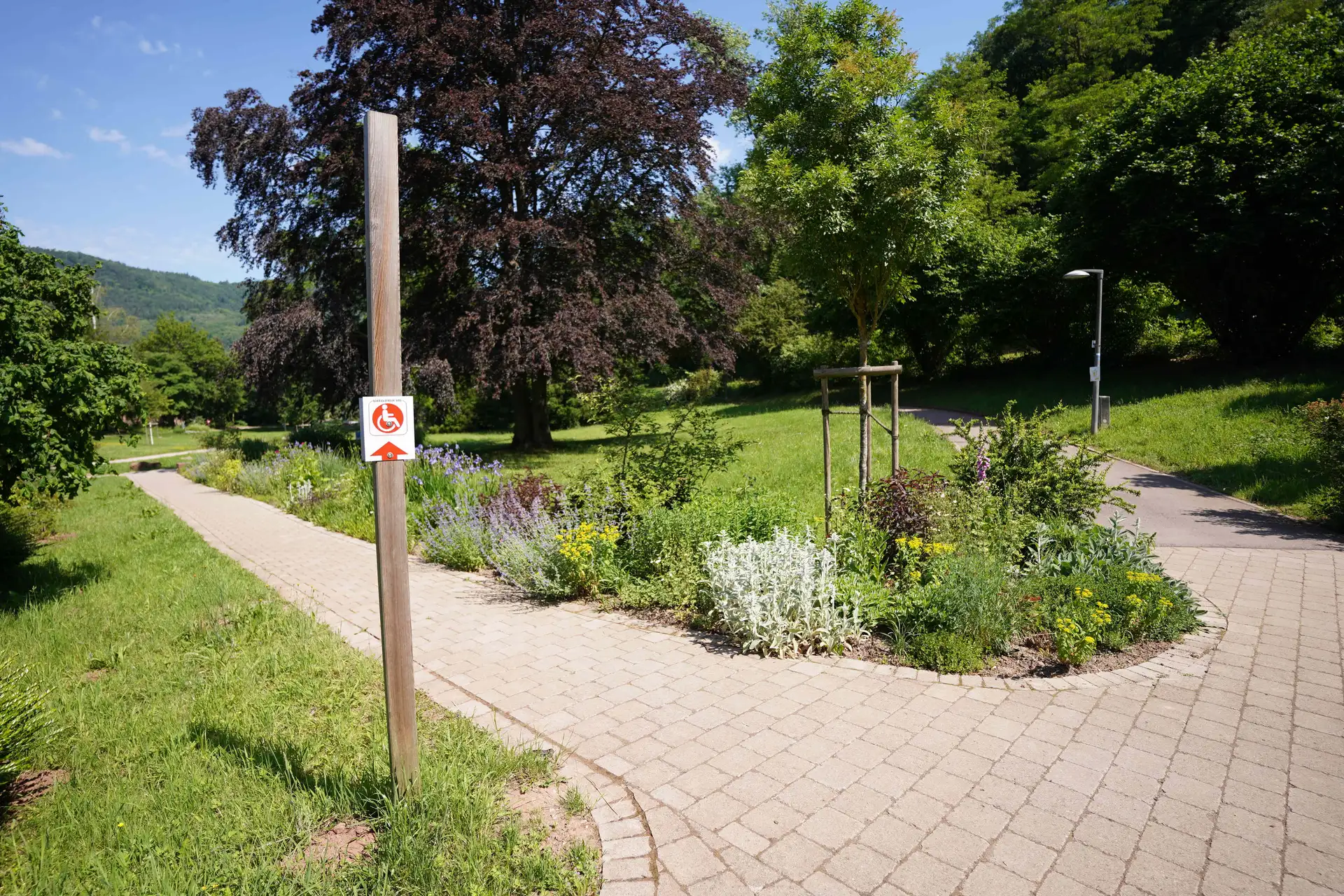 Die Markward-Anlage in Annweiler lädt zum Spazieren und Verweilen ein, der Rundweg ist barrierefrei.
