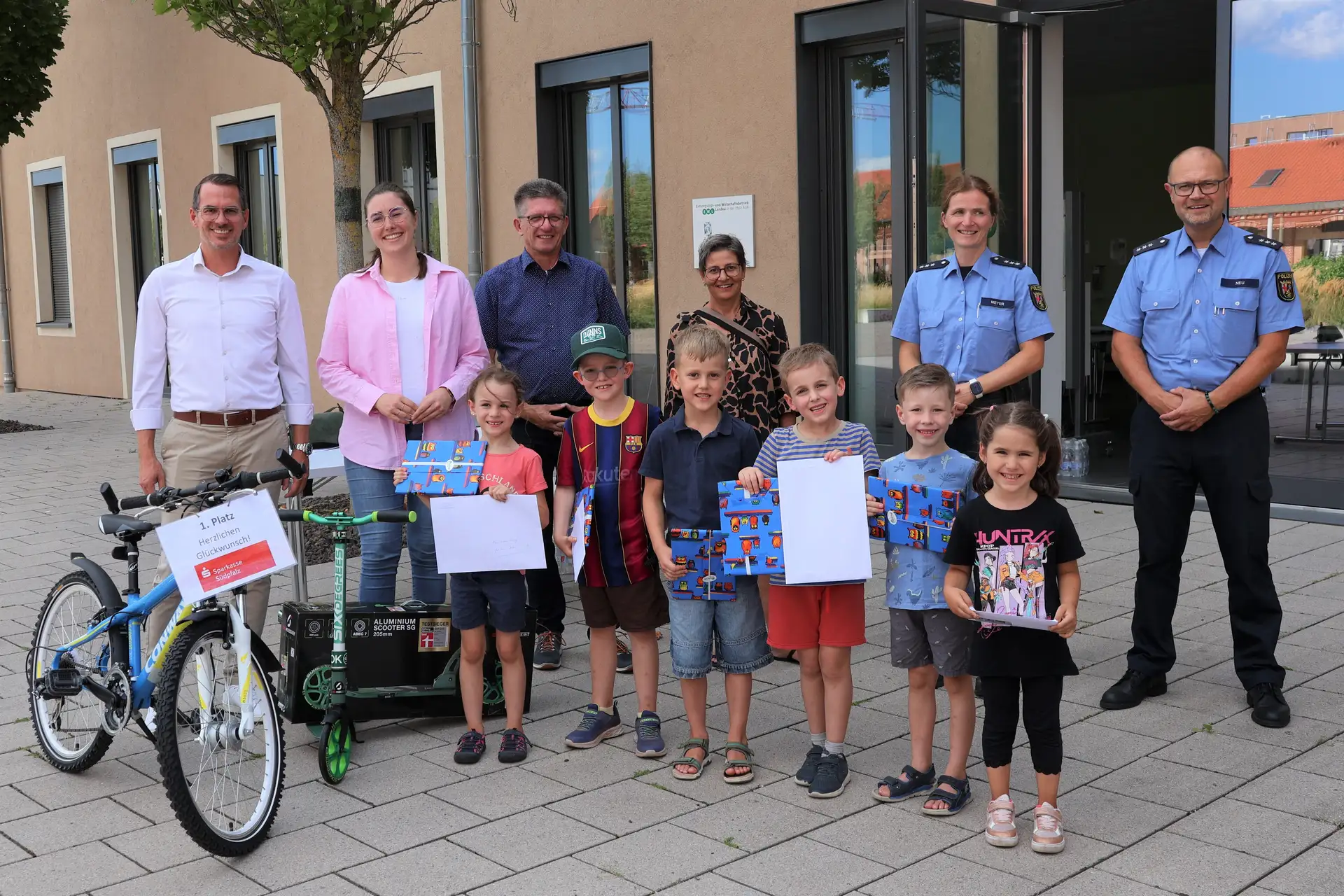 Die erfolgreichsten Teilnehmerinnen und Teilnehmer der Aktion »Sicherer Schulweg« wurden jetzt von Schuldezernentin Lena Dürphold (2.v.l.), Schulamtsleiter Ralf Müller (4.v.l.), der Polizei und Sponsorinnen und Sponsoren geehrt. (Quelle: Stadt Landau) Pressemitteilung der Stadt Landau in der Pfalz. Bitte stets als