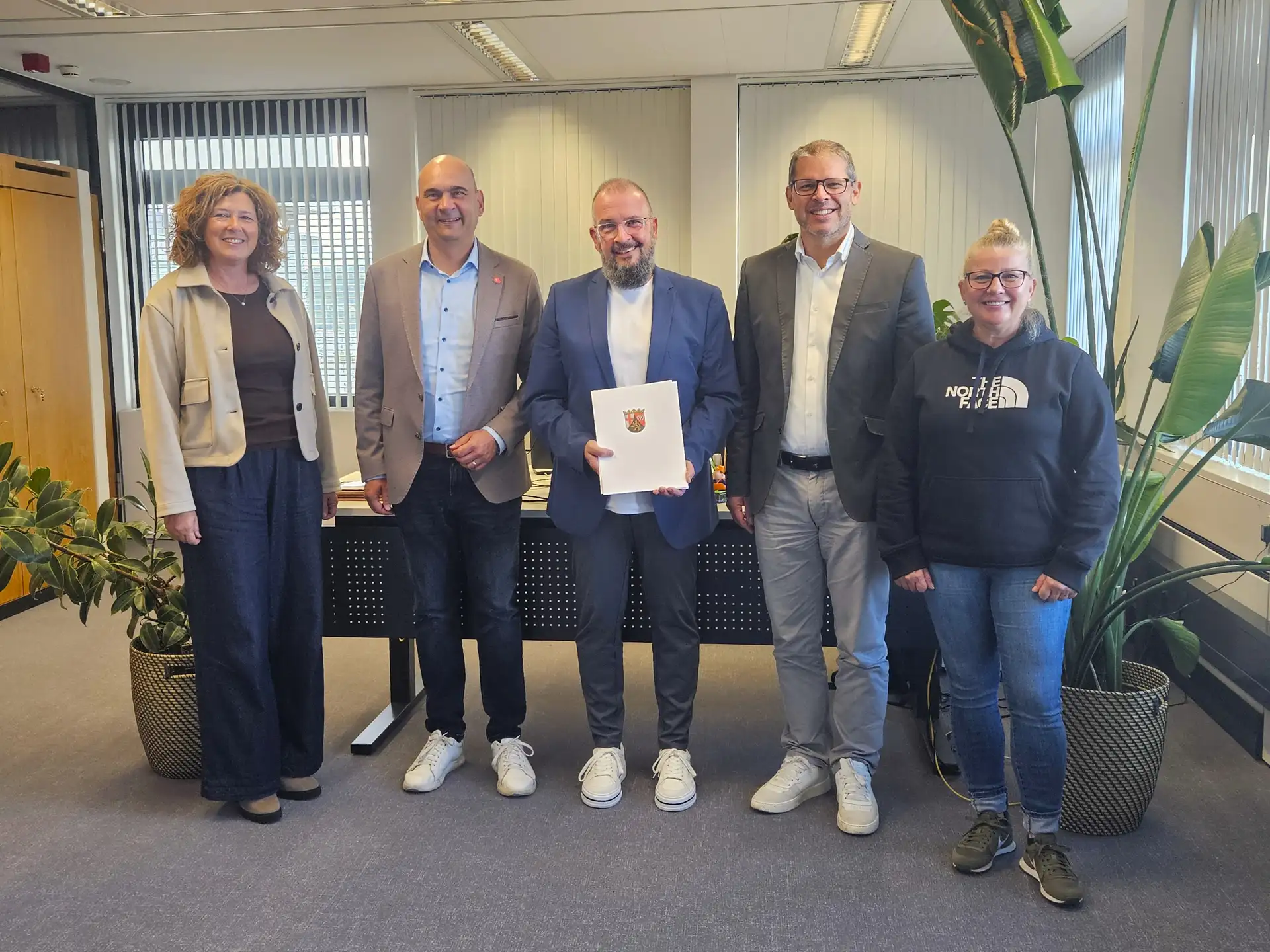 Jubilar Patrick Bur (Mitte) im Kreise seiner Gratulanten: Karin Woll, Bürgermeister Manfred Schulz (v.l.), Carmen Markx und Raphael Mader (v.r.).