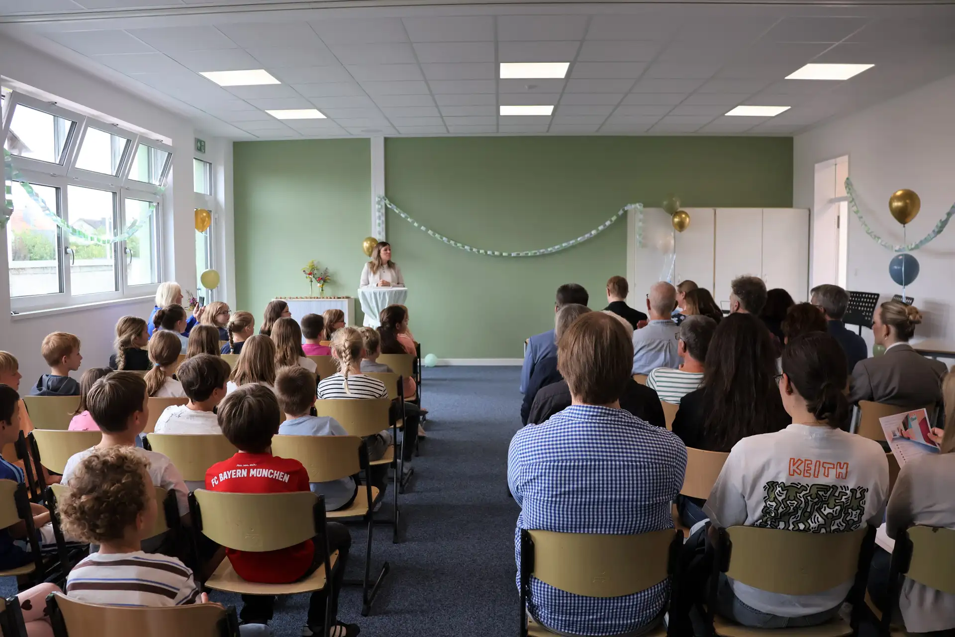 Beigeordnete Jennifer Braun bei der Einweihungsfeier des Erweiterungsbaus der Grundschule Dammheim.
