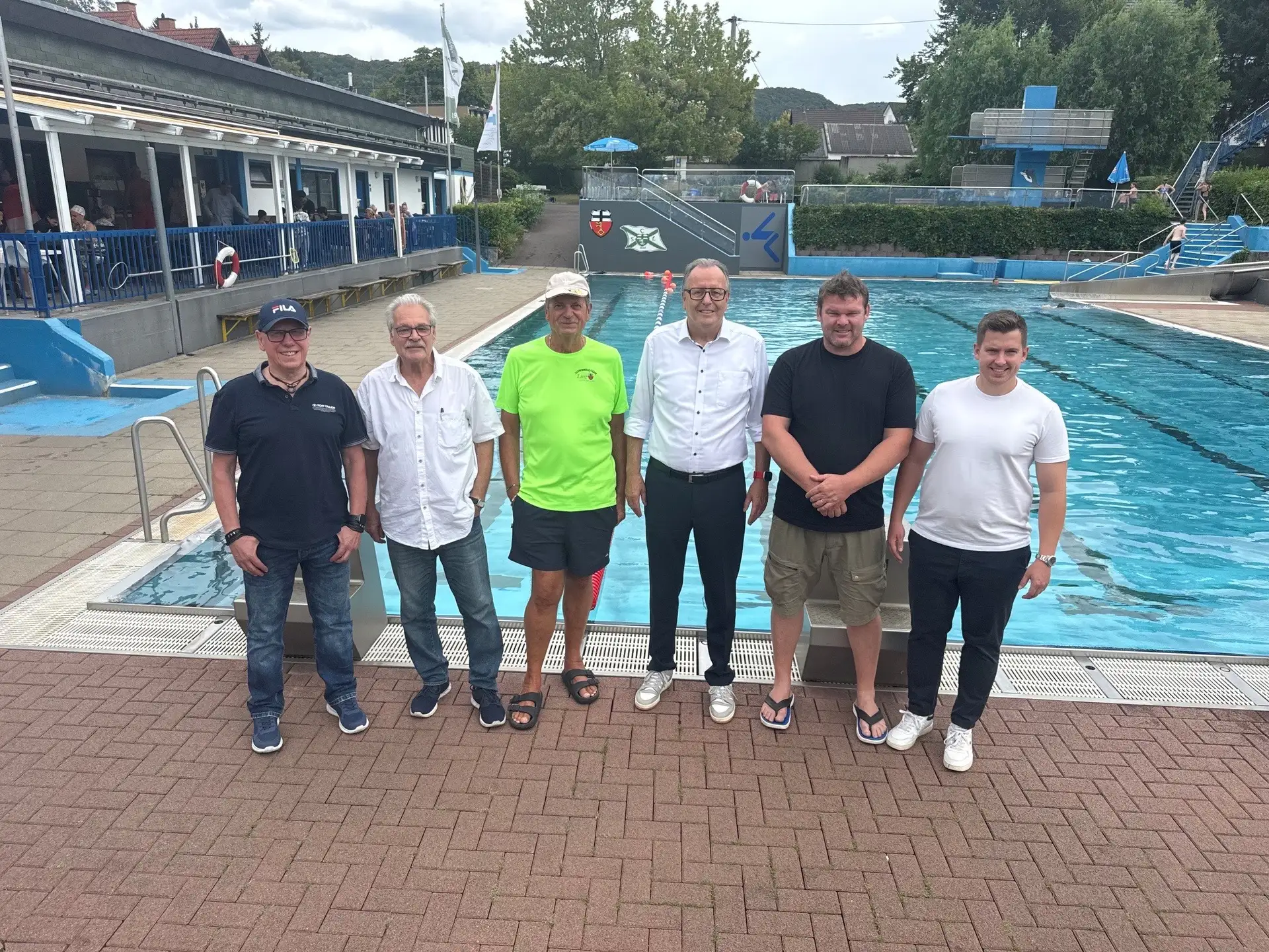 Beim Besuch im Freibad Linz anlässlich der Sommeraktion der Wirtgen Stiftungen (von links): Helmut Hecking , Wirtgen Stiftungen, Michael Schneider , Beigeordneter der Stadt Linz am Rhein, Bademeister Axel Neumann , Stadtbürgermeister Helmut Muthers , Betriebsleiter Thomas Bodenlos und Daniel Wichmann , Stiftungsleiter.