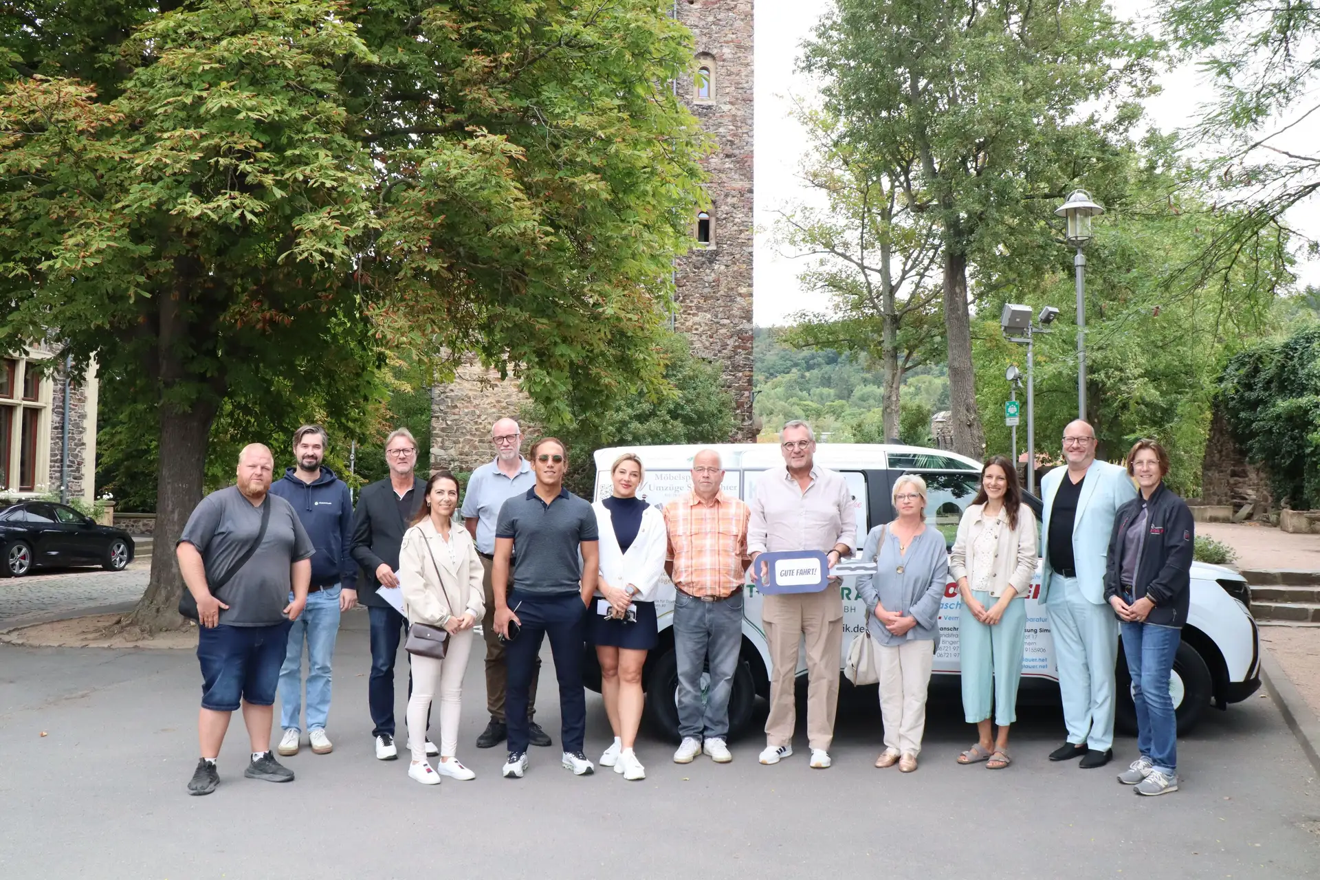 Übergabe eines Ford Tourneo Dienstfahrzeugs auf dem Burghof mit Oberbürgermeister Thomas Feser, SBB-Leiter Michael Stein und Vertretern der Sponsorenfirmen sowie der Mobil Sport- und Öffentlichkeitswerbung GmbH.