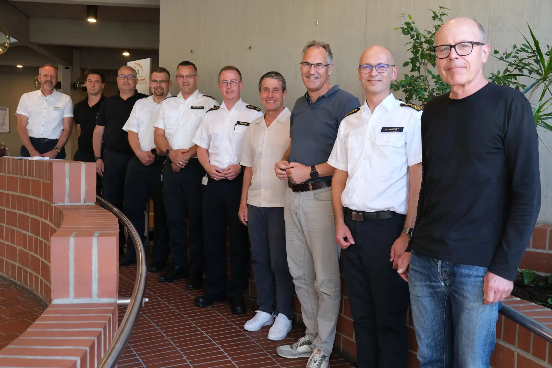 Im Kreishaus SÜW, von rechts: OB Dominik Geißler, René Schubert (LfBK-Präsident), Landrat Dietmar Seefeldt, Uwe Huth (Kreisbeigeordneter), Christian Neitzer (Abteilungsleiter im LfBK), Matthias Mausbach (Referatsleiter im LfBK), SÜW-BKI Jens Thiele, Michael Bumb (stellvertretender BKI Landau), Stefan Krauch (BKI Landau) und Peter Schürmann (Abteilungsleiter „Sicherheit, Ordnung & Verkehr“, SÜW).