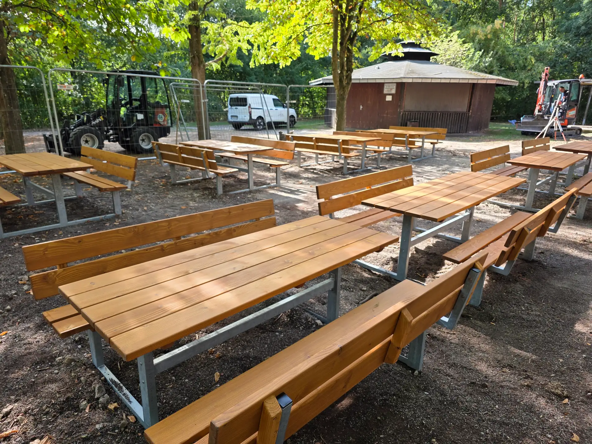 Neue Sitzgruppe mit Tisch und Bänken an der Grillhütte im Freien.