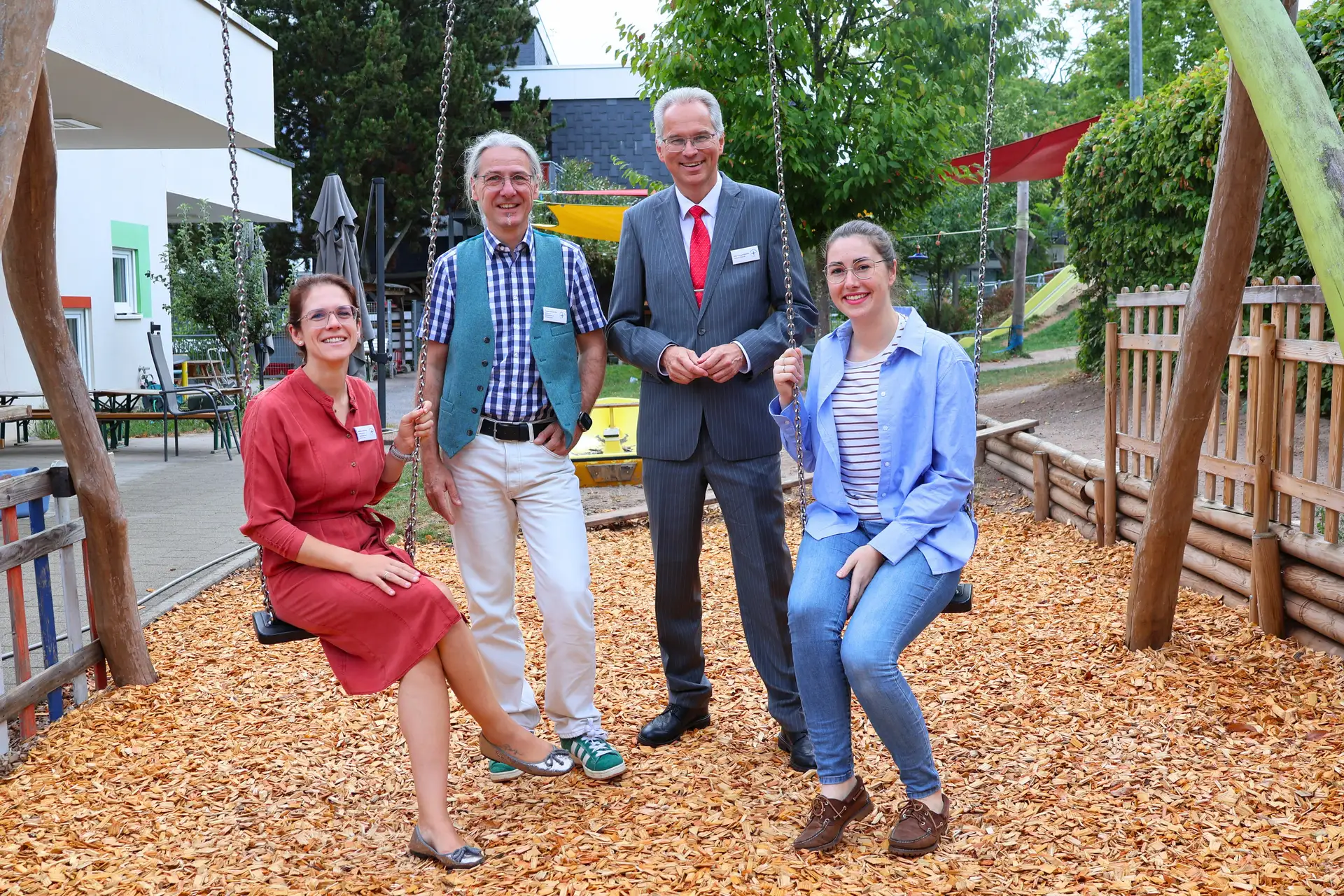 Nieske Schilling (links), Sprecherin der Geschäftsleitung von Diakonissen Bethesda Landau, Jürgen Boesche (zweiter von links), Mitglied der Geschäftsleitung von Diakonissen Bethesda Landau, Udo Langenbacher (zweiter von rechts), Finanzvorstand von Diakonissen Speyer, und Lena Dürphold (rechts), Beigeordnete der Stadt Landau, freuen sich über die Investition in die Zukunft und die Erweiterung des Kinderhauses am Fo…