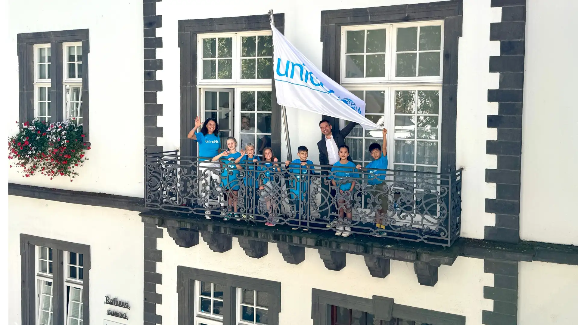 UNICEF-Flagge weht am Rathaus.