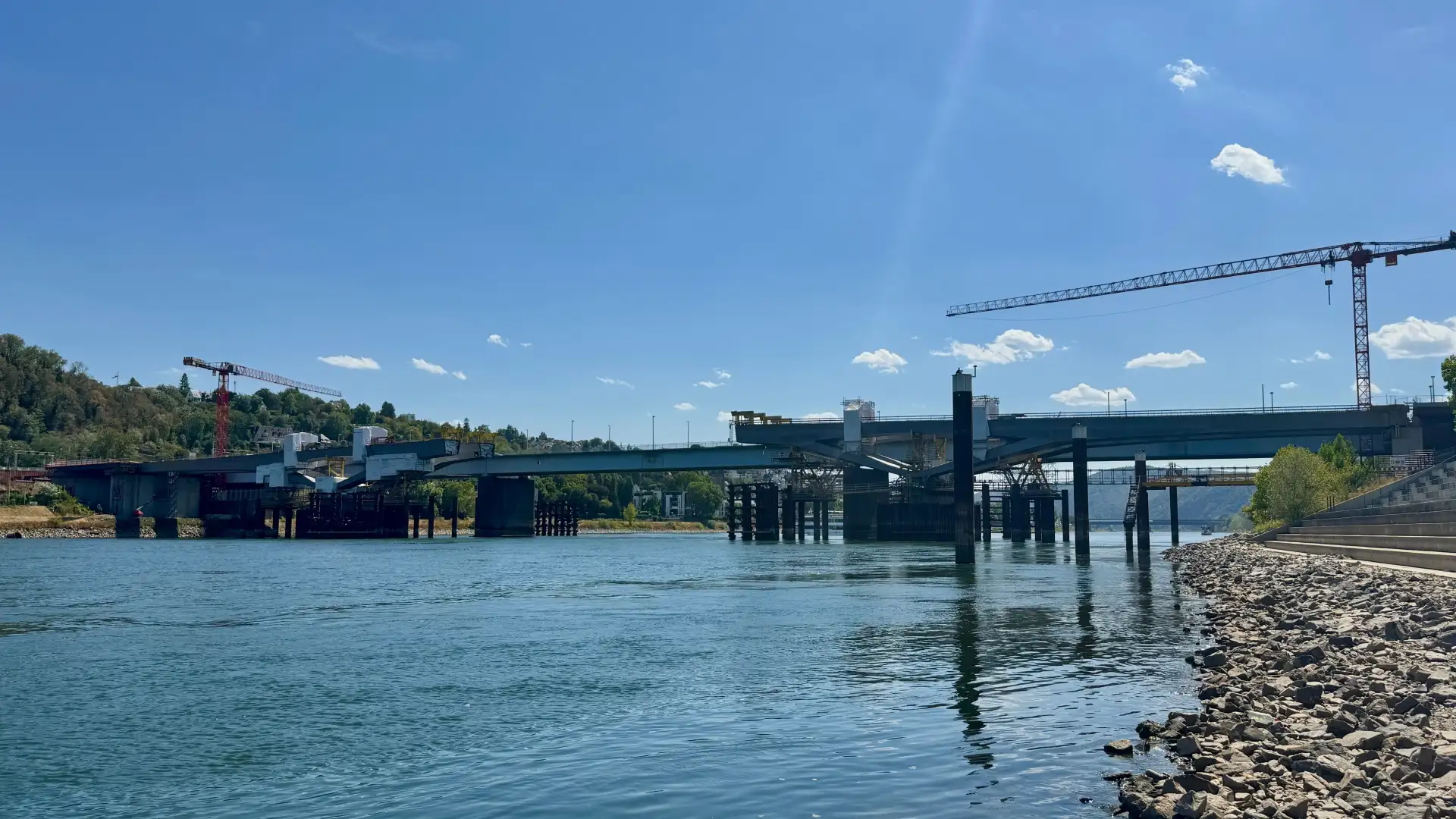 Bildunterzeile: Die Pfaffendorfer Brücke noch ohne die mittleren Stahlbauteile, die die Stahlkonstruktion vervollständigen wird.