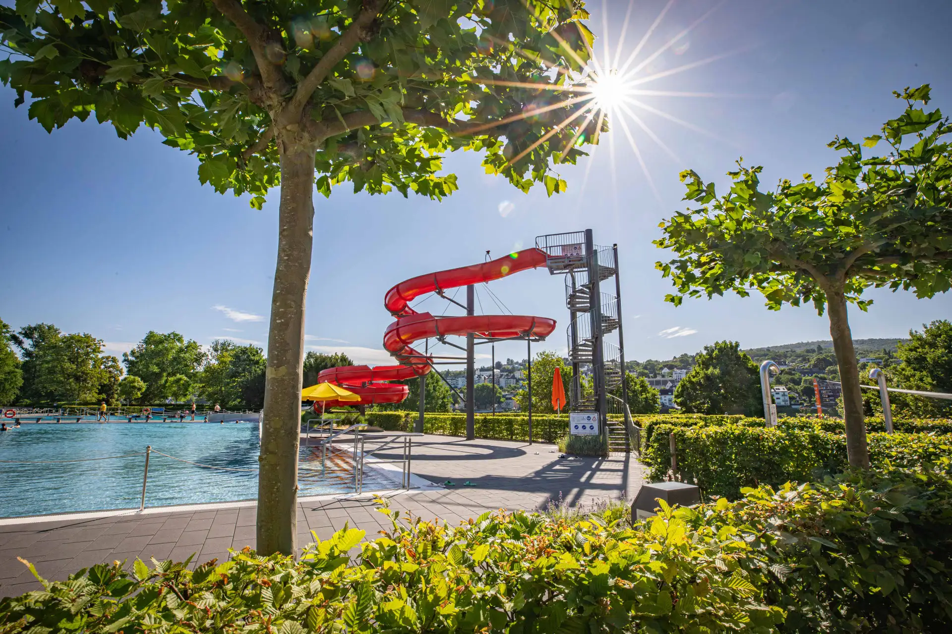 Bildunterzeilen: Sprung_Becken: In der Freibadsaison 2026 kamen wieder deutlich mehr Besucherinnen und Besucher ins Freibad Oberwerth, um sich dort unter anderem abzukühlen.