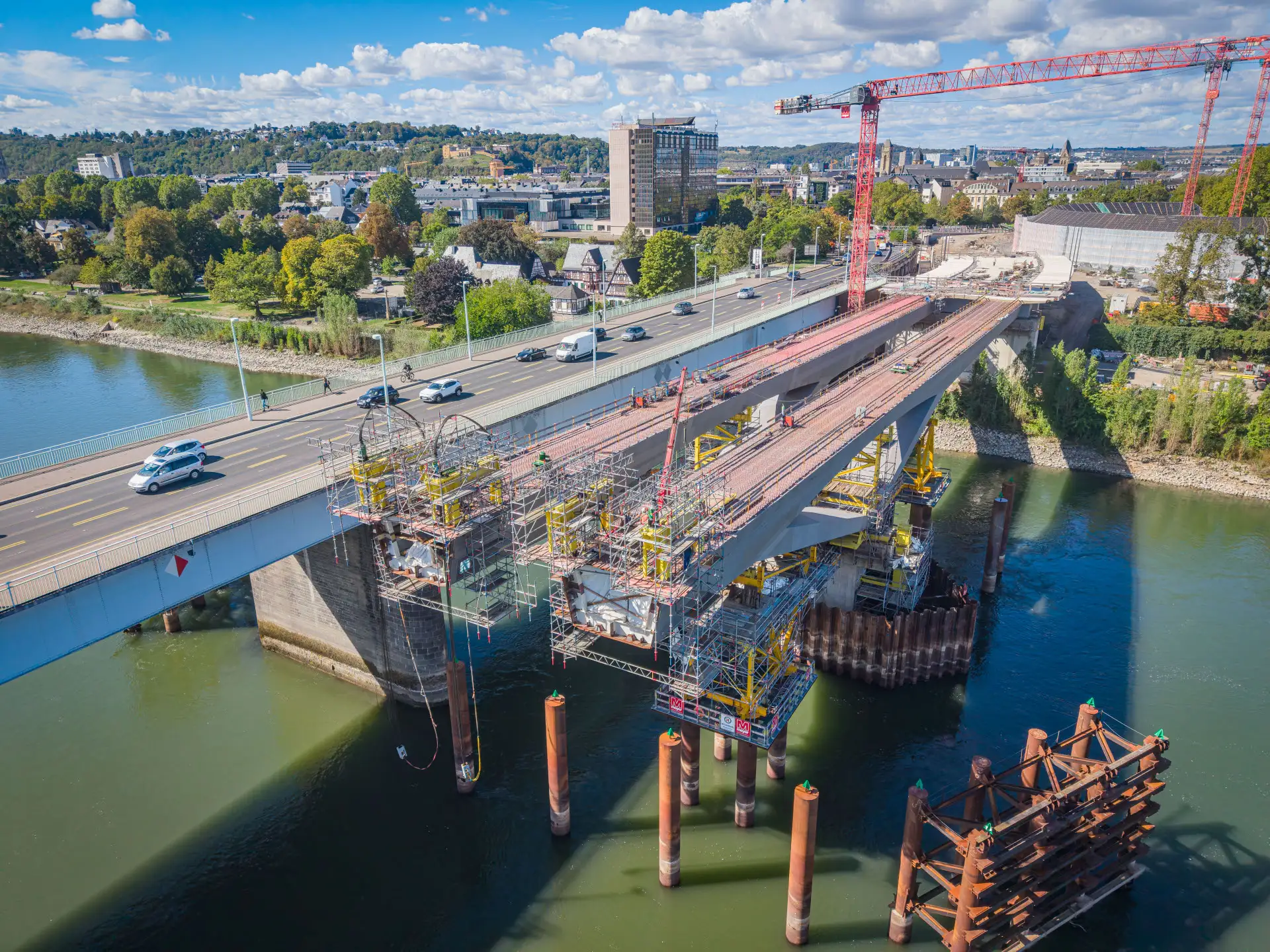Bildunterzeile: Auf der Baustelle der Pfaffendorfer Brücke verzögert sich der Einhub der Mittelfelder durch den niedrigen Stand des Rheins um voraussichtlich vier Wochen.