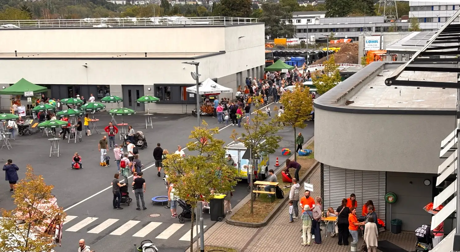 Bildunterzeile: Auf dem Betriebshof des Kommunalen Servicebetriebs Koblenz wurde den Besucherinnen und Besuchern ein umfangreiches Programm geboten.