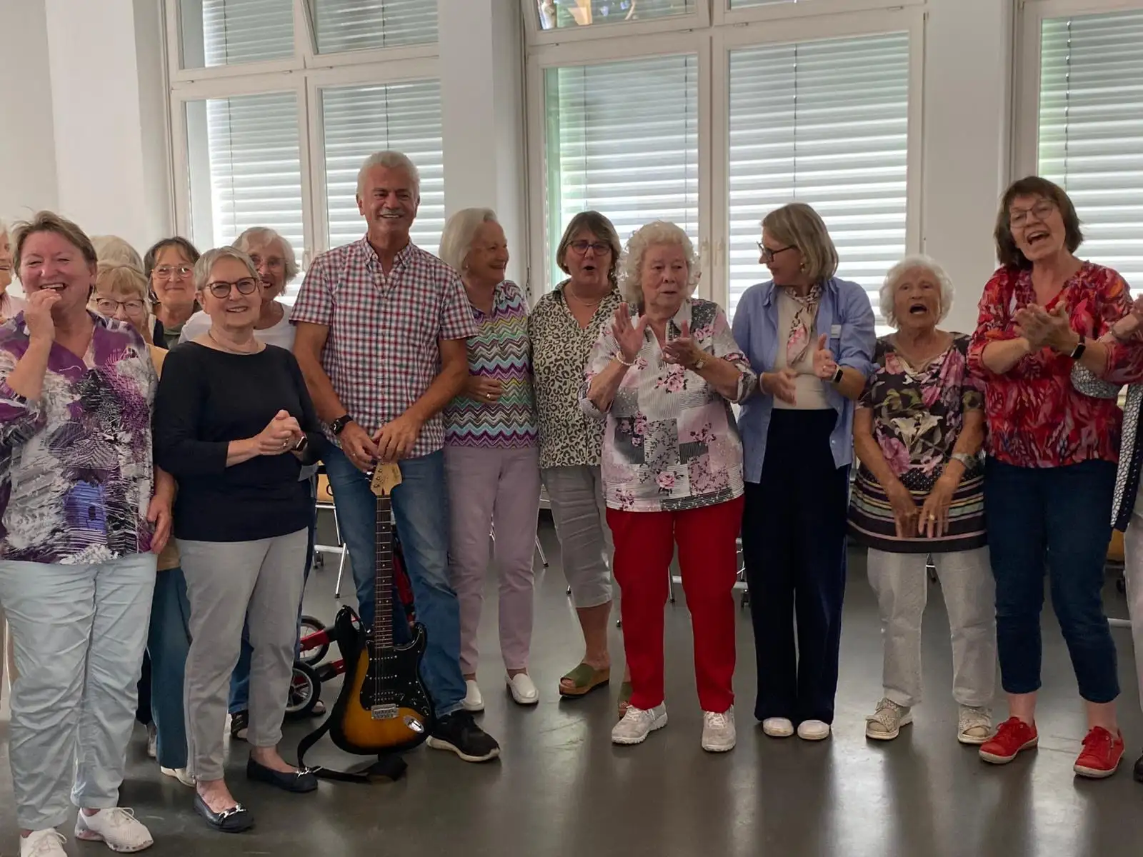 Tanzcafé im Haus der Familie: Rund 45 Seniorinnen und Senioren zu Gast