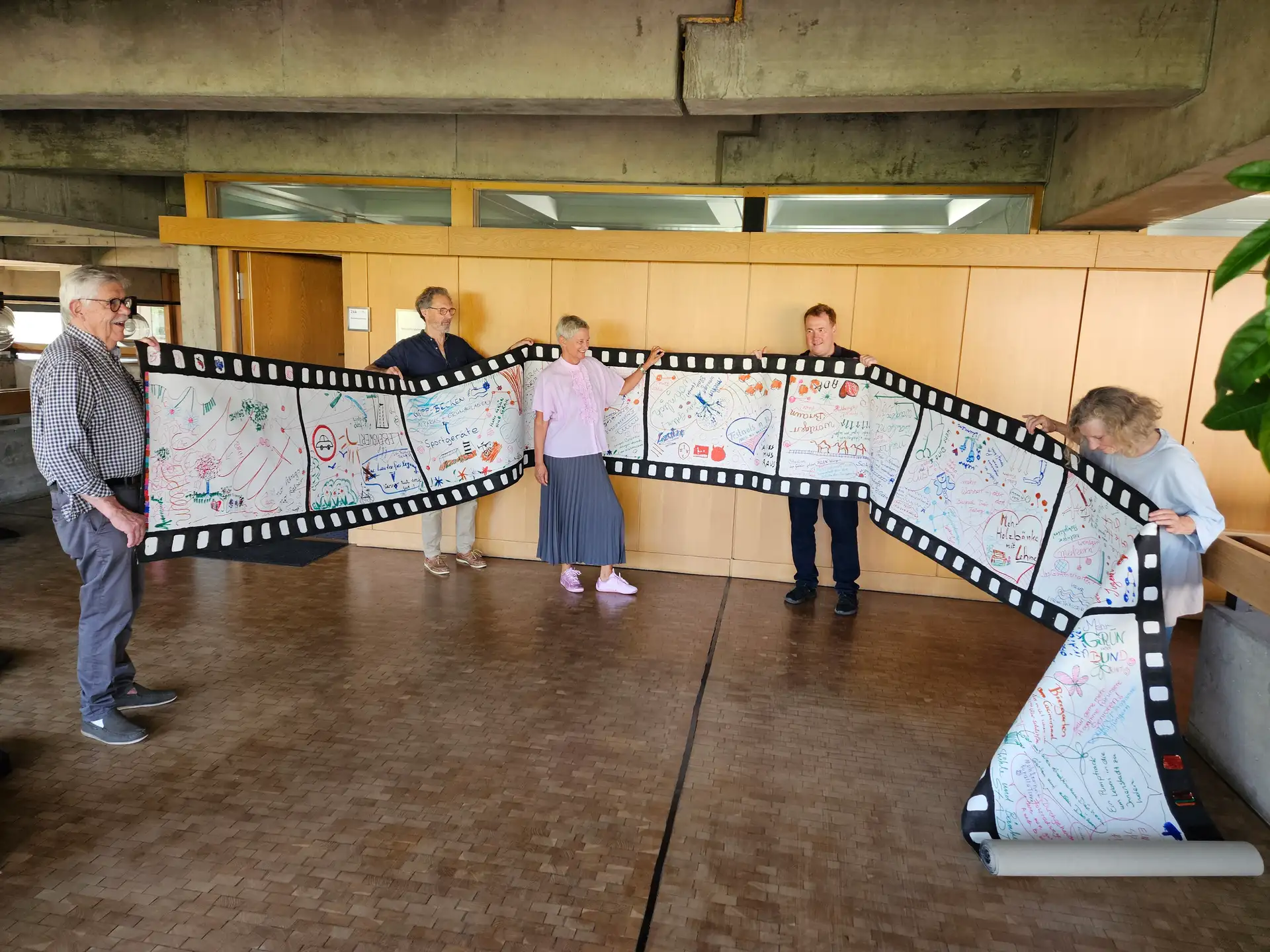 Überdimensionale Filmrolle mit Bürgerideen zur Stadtgestaltung bei der Übergabe an Oberbürgermeisterin Beate Kimmel.