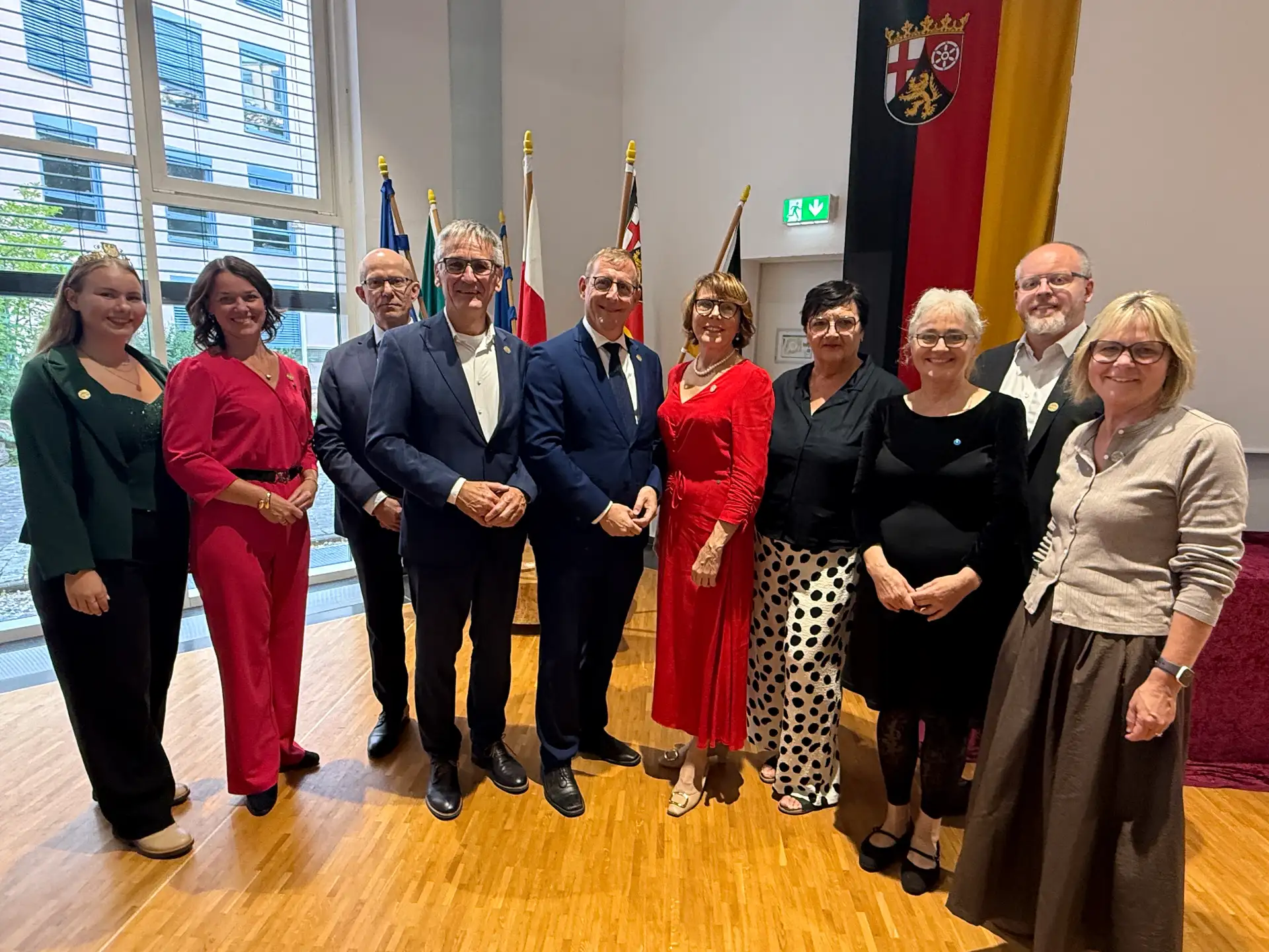 Personengruppe bei einer Feier zum Partnerschaftsjubiläum.