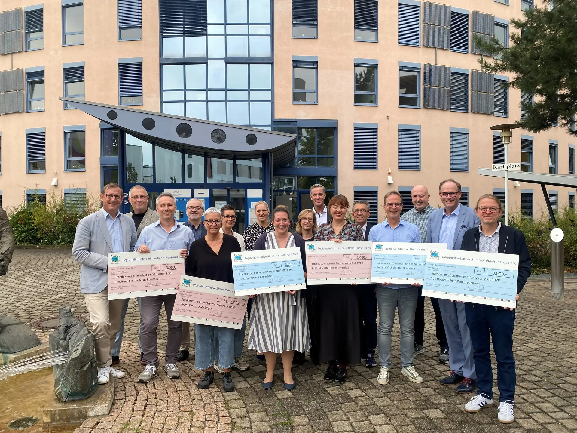 Landrat Thomas Barth (Landkreis Mainz-Bingen), Holger Wessling (Vorstandsmitglied der Regionalinitiative Rhein-Nahe-Hunsrück), Roman Haag (Schule am Ellerbach), Matthias Ess (Vorstandsmitglied der Regionalinitiative Rhein-Nahe-Hunsrück), Nina Ohlinger (Rhein-Nahe-Schule, Bingen), Dagmar Silvery (Vorstandsmitglied der Regionalinitiative Rhein-Nahe-Hunsrück), Tina Badrot (Vorstandsmitglied der Regionalinitiative Rhe…