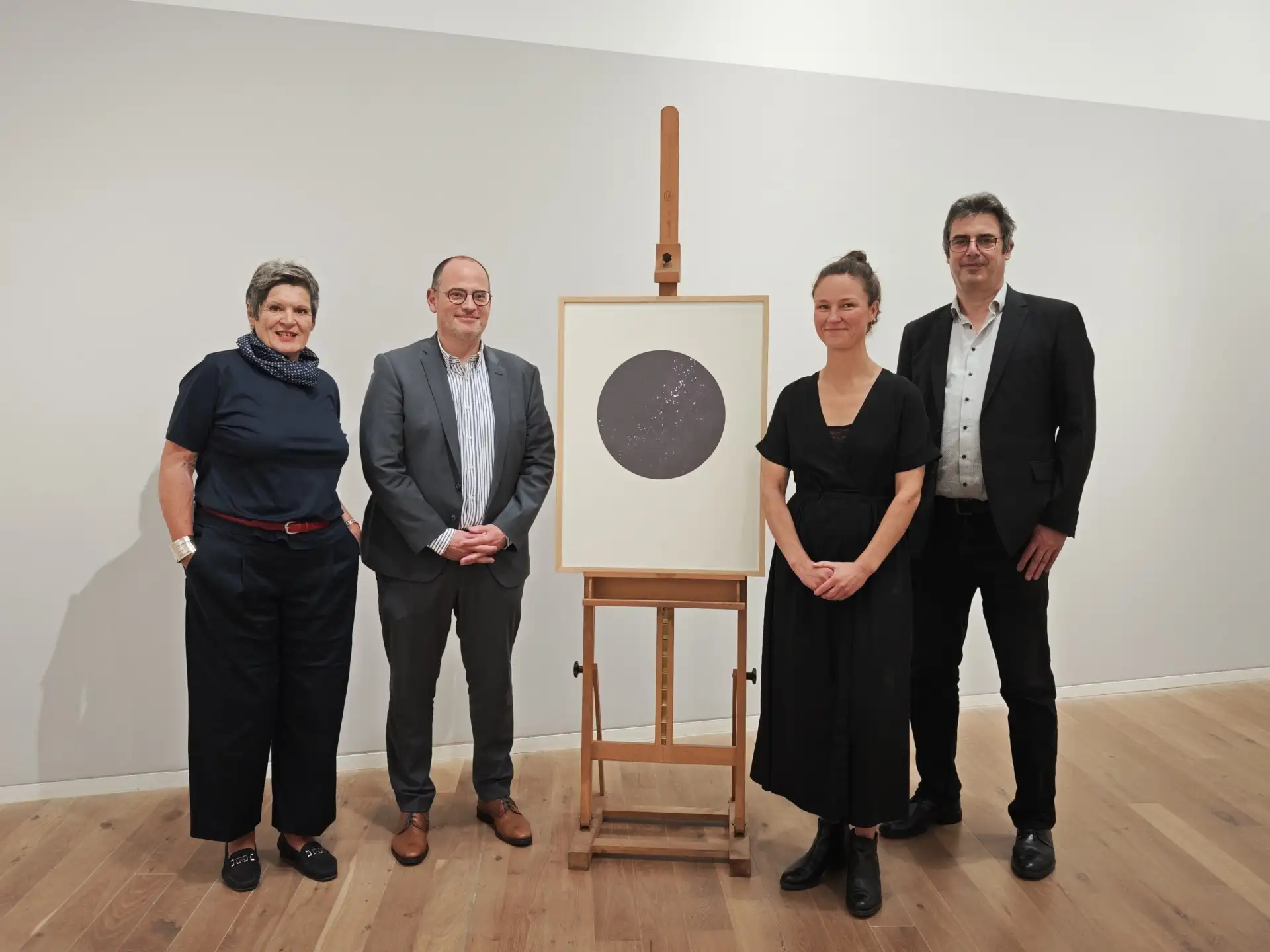 Mehrere Personen in einem Gruppenporträt, mit den genannten Personenbezeichnungen (Lena Feldmann, Elisabeth Sauer-Kirchlinne, Ingo Schneider, Dr. Matthias von der Bank) in der Dateireihenfolge.