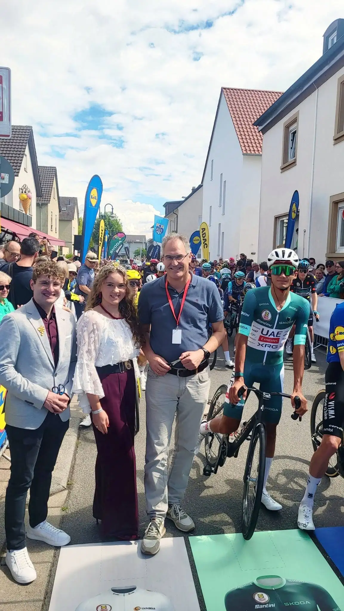 In Herxheim am Samstag, kurz vor Start der dritten Etappe der Deutschland-Tour: SÜW-Weinhoheiten Johannes Keller (links) und Klaudia Göpel mit Landrat Dietmar Seefeldt und dem späteren Tour-Gewinner Isaac Del Toro aus Mexiko.