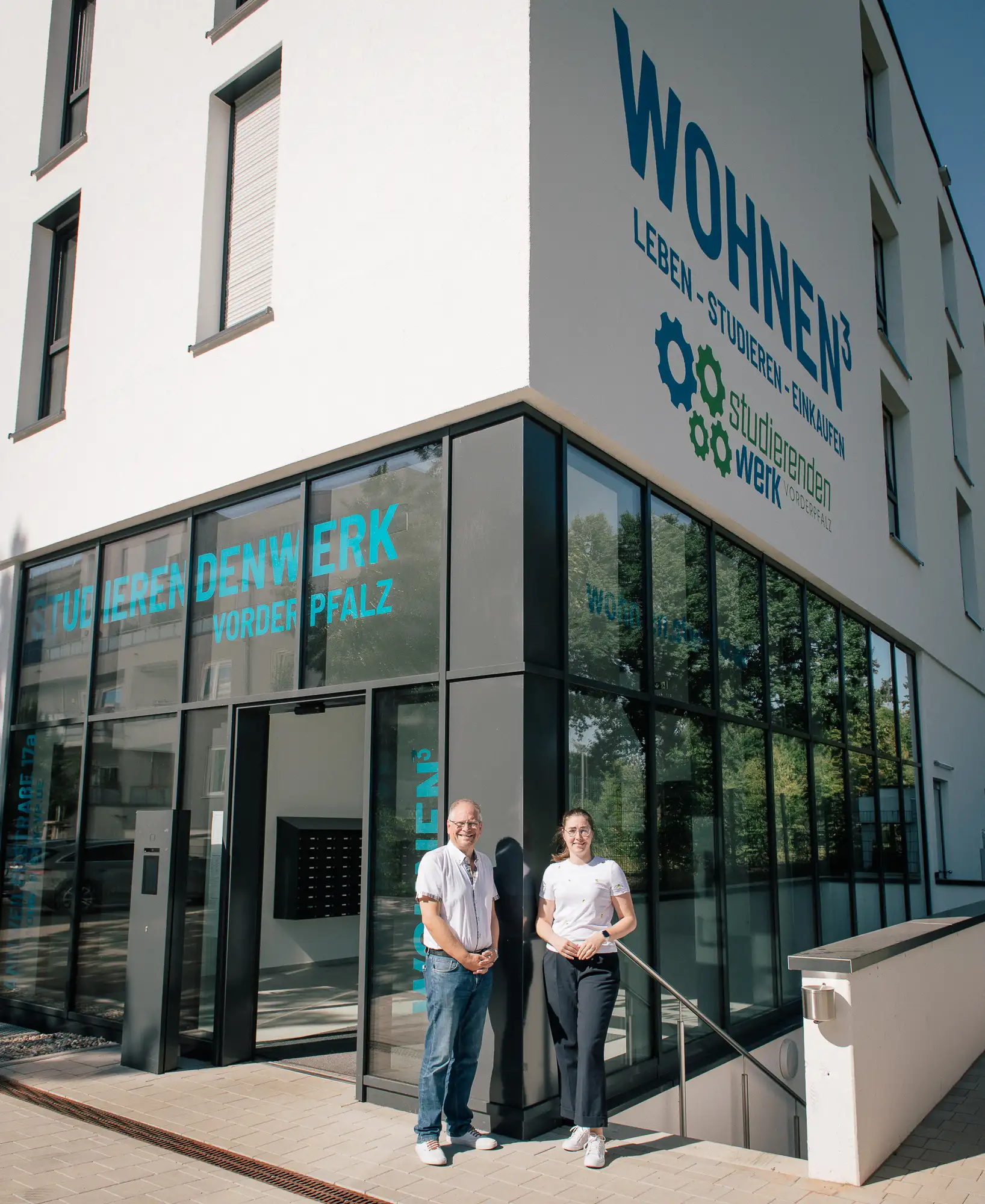 Landaus Beigeordnete Lena Dürphold (rechts) und Andreas Schülke, Geschäftsführer des Studierendenwerks Vorderpfalz, vor dem Wohnheim in der Annweilerstraße: Künftig können dort freie Wohnheimplätze auch an Auszubildende vermietet werden. (Quelle: Studierendenwerk Vorderpfalz / Fabian Reichenbach) Gemeinsame Pressemitteilung des Studierendenwerks Vorderpfalz und der Stadt Landau in der Pfalz. Bitte stets als