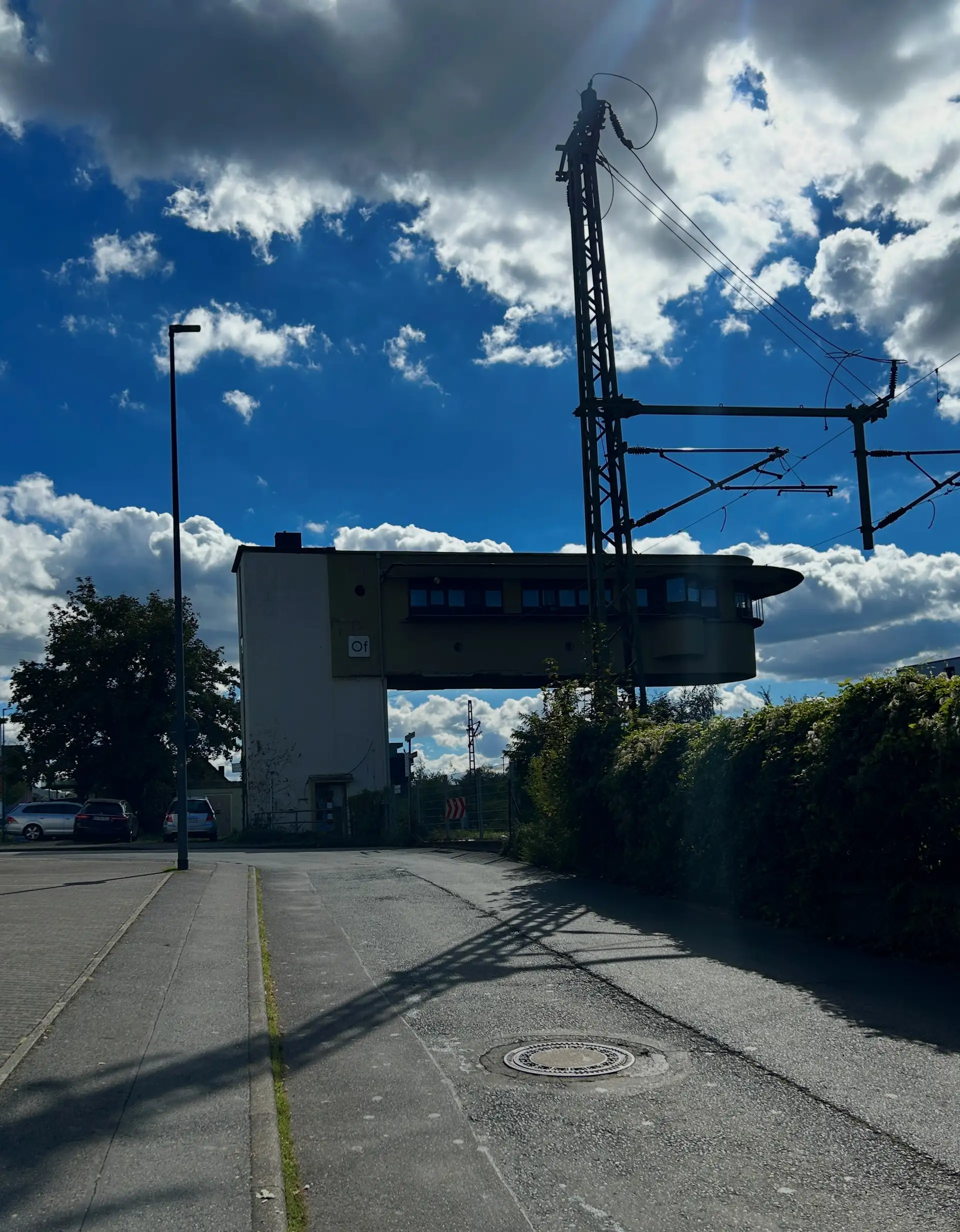 Nächtliche Straßenszene mit beleuchteter Fahrbahn und Verkehrsschildern entlang der Straße.