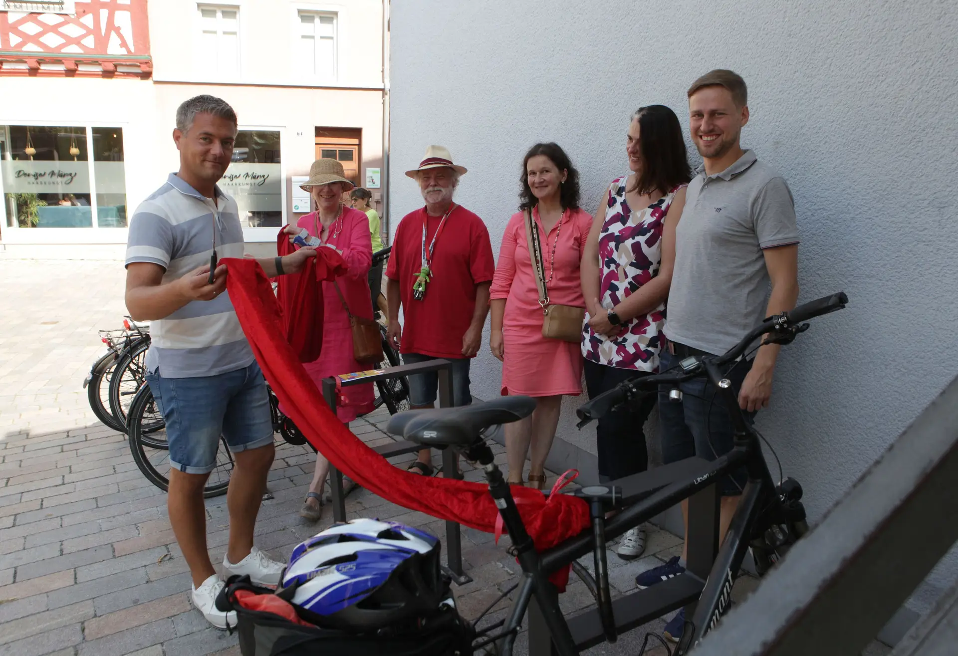 Neuer Anlauf für den Klimaschutz: Fahrrad-Anlehnbügel auf Alzeyer Obermarkt eingeweiht