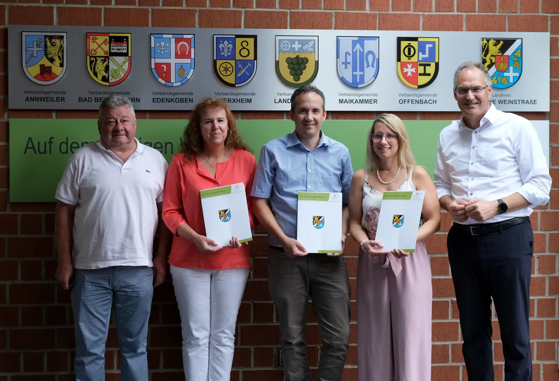 Landrat Dietmar Seefeldt (rechts) und Personalratsvorsitzender Udo Baumgartner (links) mit den Jubilarinnen Edith Reinhard (2. von links) und Jennifer Pfaffmann (2. von rechts) sowie dem Jubilar Joscha Wittiber (Mitte).