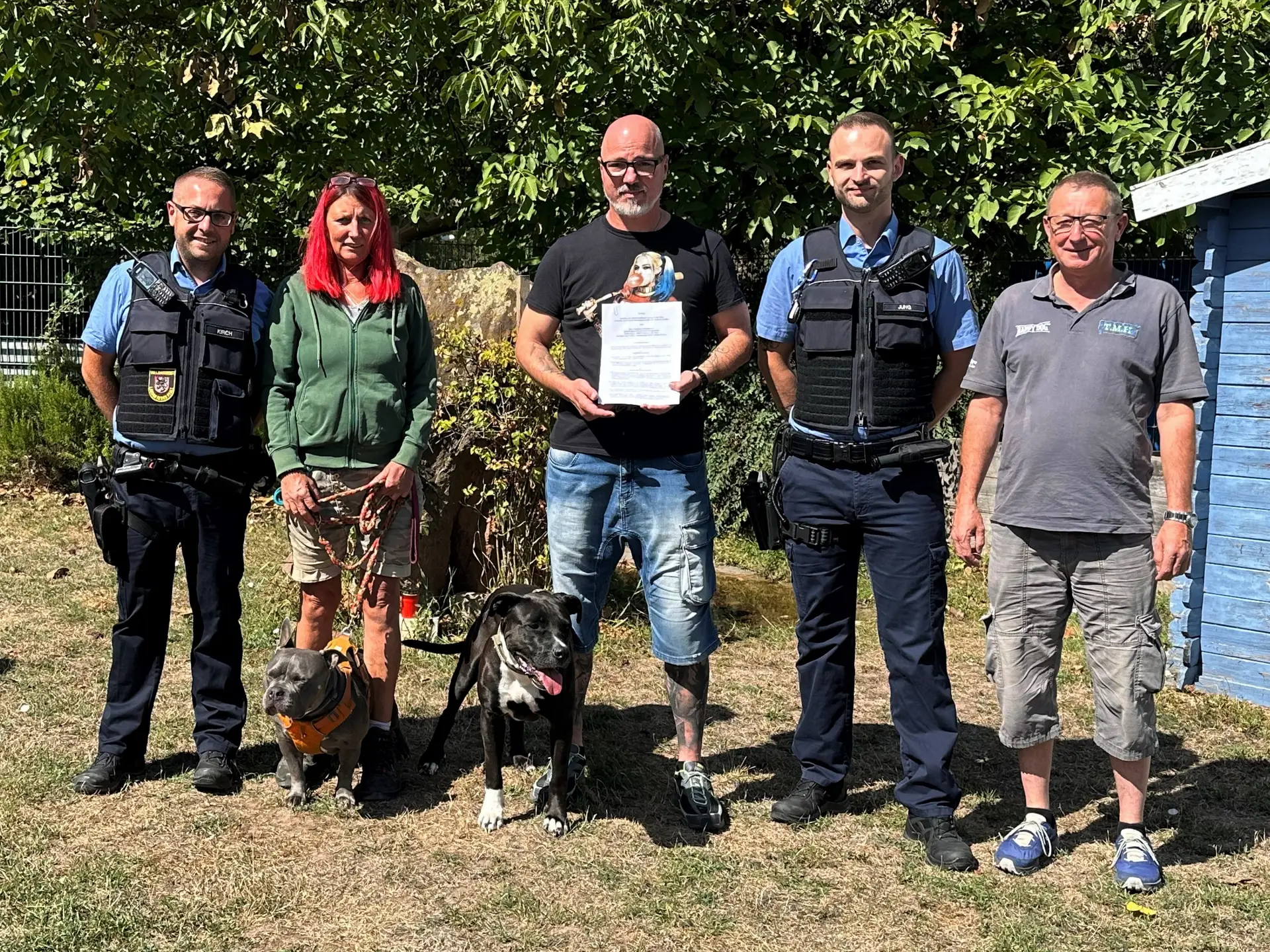 Mehrere Personen bei einem Vor-Ort-Termin im Tierheim.
