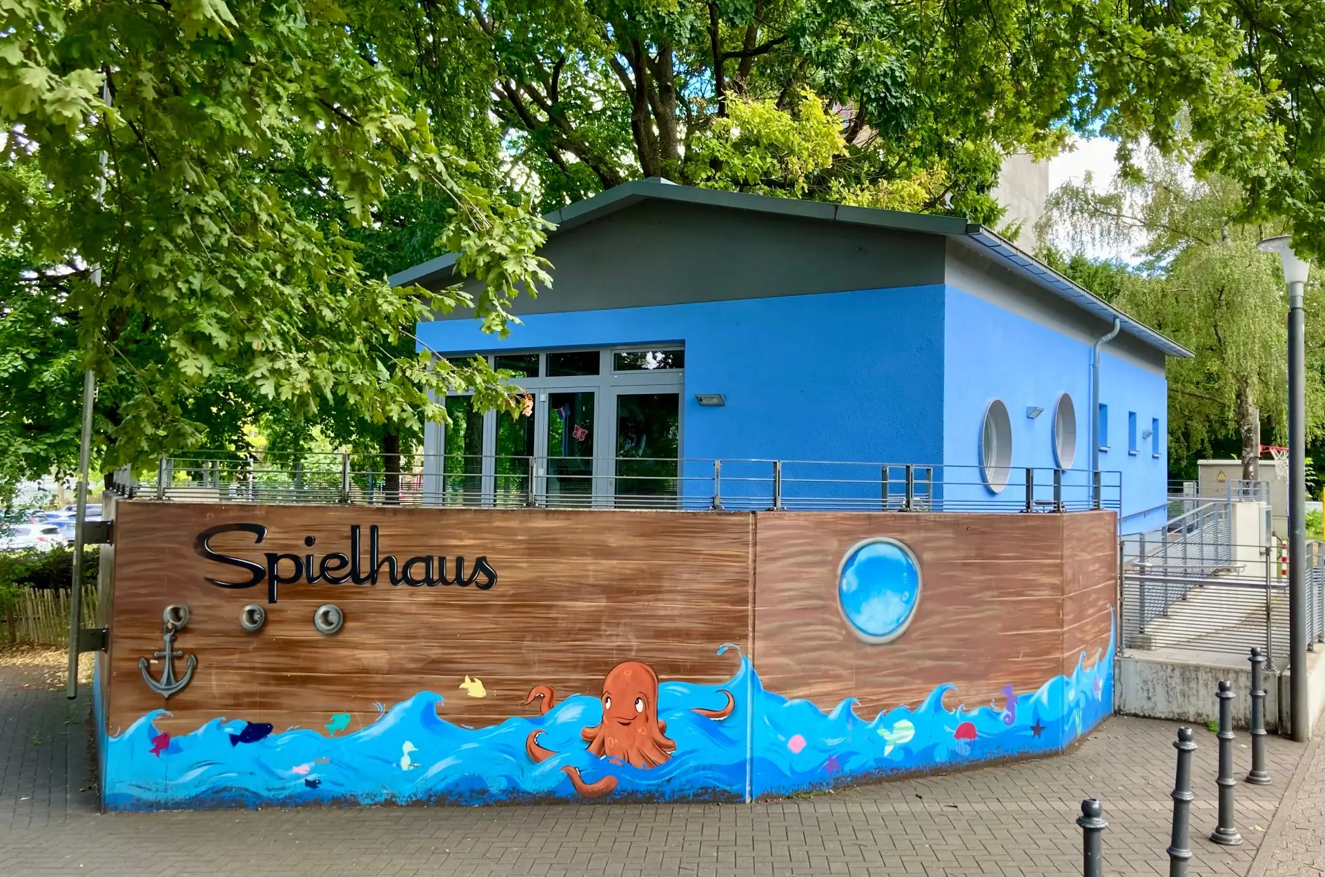 Bildunterzeile: Im Spielhaus am Moselufer finden in den beiden Herbstferienwochen Freizeitangebote für Kinder statt.