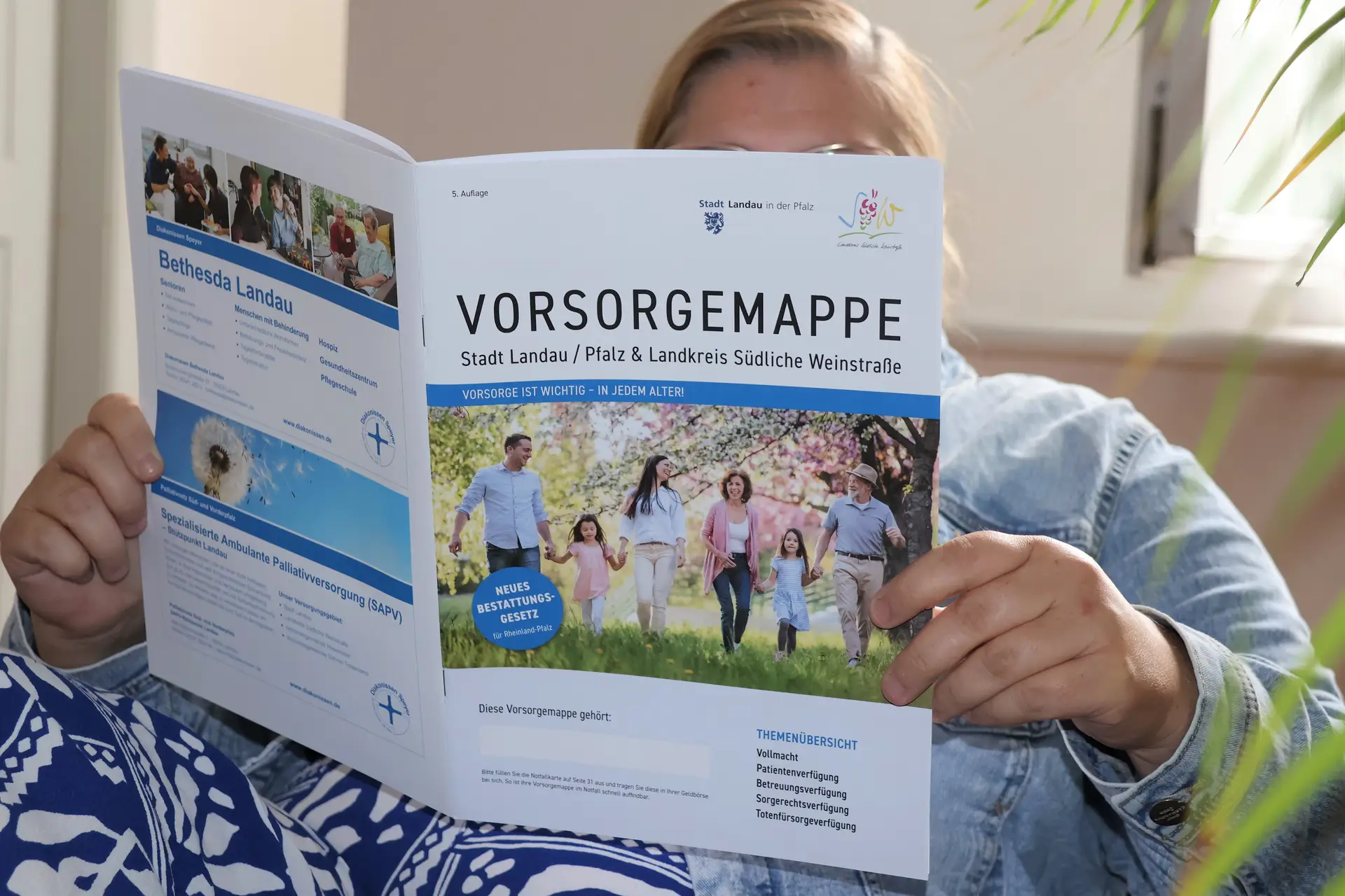 Die fünfte Auflage der Vorsorgemappe ist ab sofort kostenlos beim Bürgerbüro der Stadt Landau im Rathaus, im Kreishaus sowie in den Dienstgebäuden 2 und 3 der Kreisverwaltung Südliche Weinstraße und bei allen Verbandsgemeindeverwaltungen im Landkreis erhältlich.