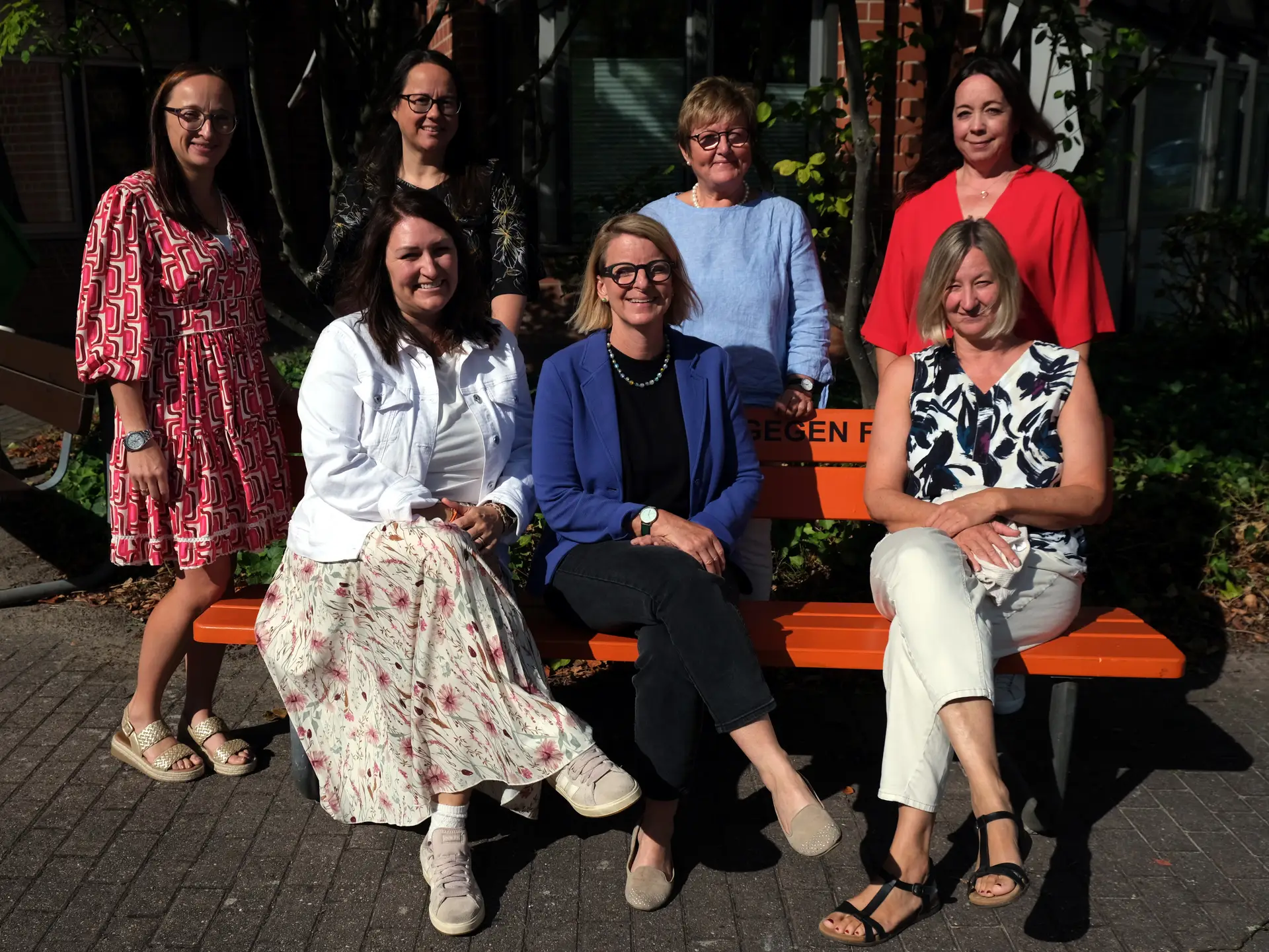 Die Gleichstellungsbeauftragten (von links, sitzend): Stephanie Heikamp (Verbandsgemeinde Herxheim), Isabelle Stähle (Kreis SÜW), Simone Gauweiler-Herz (VG Edenkoben) sowie stehend (von links) Sandra Hubert (VG Landau-Land), Claudia Lang (VG Maikammer), Marita Rothmann (VG Bad Bergzabern) und Nicole Kruppenbacher (VG Offenbach). Es fehlt im Bild Inge Keller (VG Annweiler).