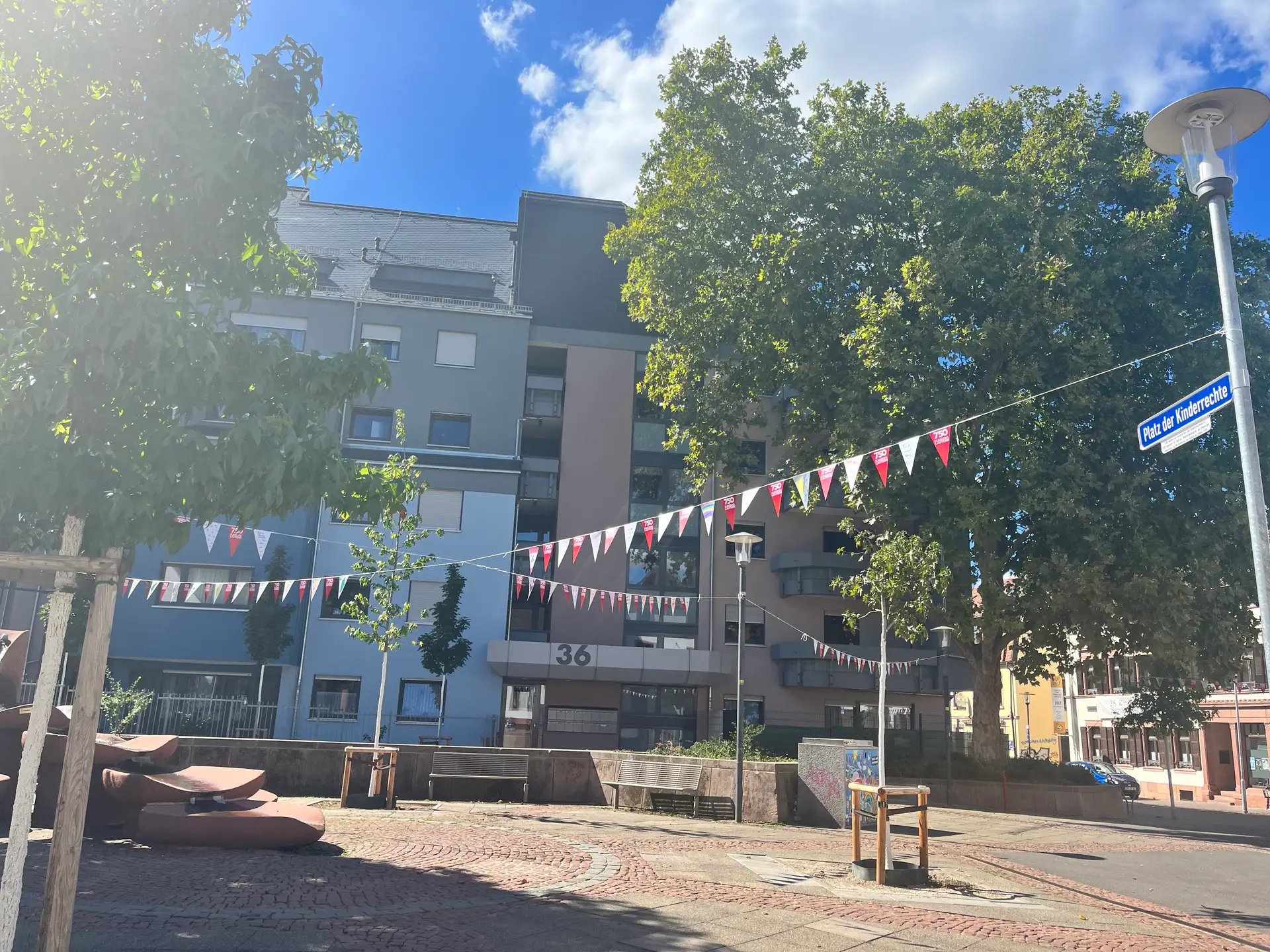 Beim Aufhängen der Wimpel im Rathaus war eine Gruppe der Kita Kunterbunt mit dabei.