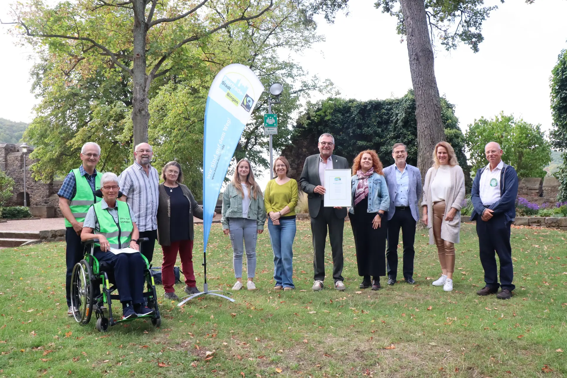 Oberbürgermeister Thomas Feser (5. v. r.) freut sich mit der Fairt- rade-Steuerungsgruppe über die erneute Auszeichnung Bingens als Fairtrade-Stadt.